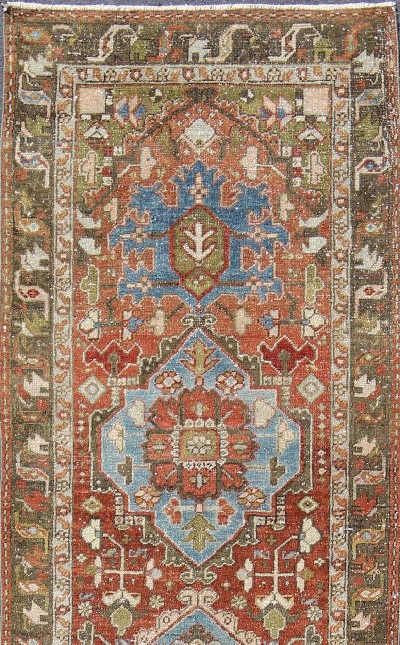 Perse Tapis de couloir persan ancien Heriz avec motif géométrique en médaillon rouge, olive, bleu en vente
