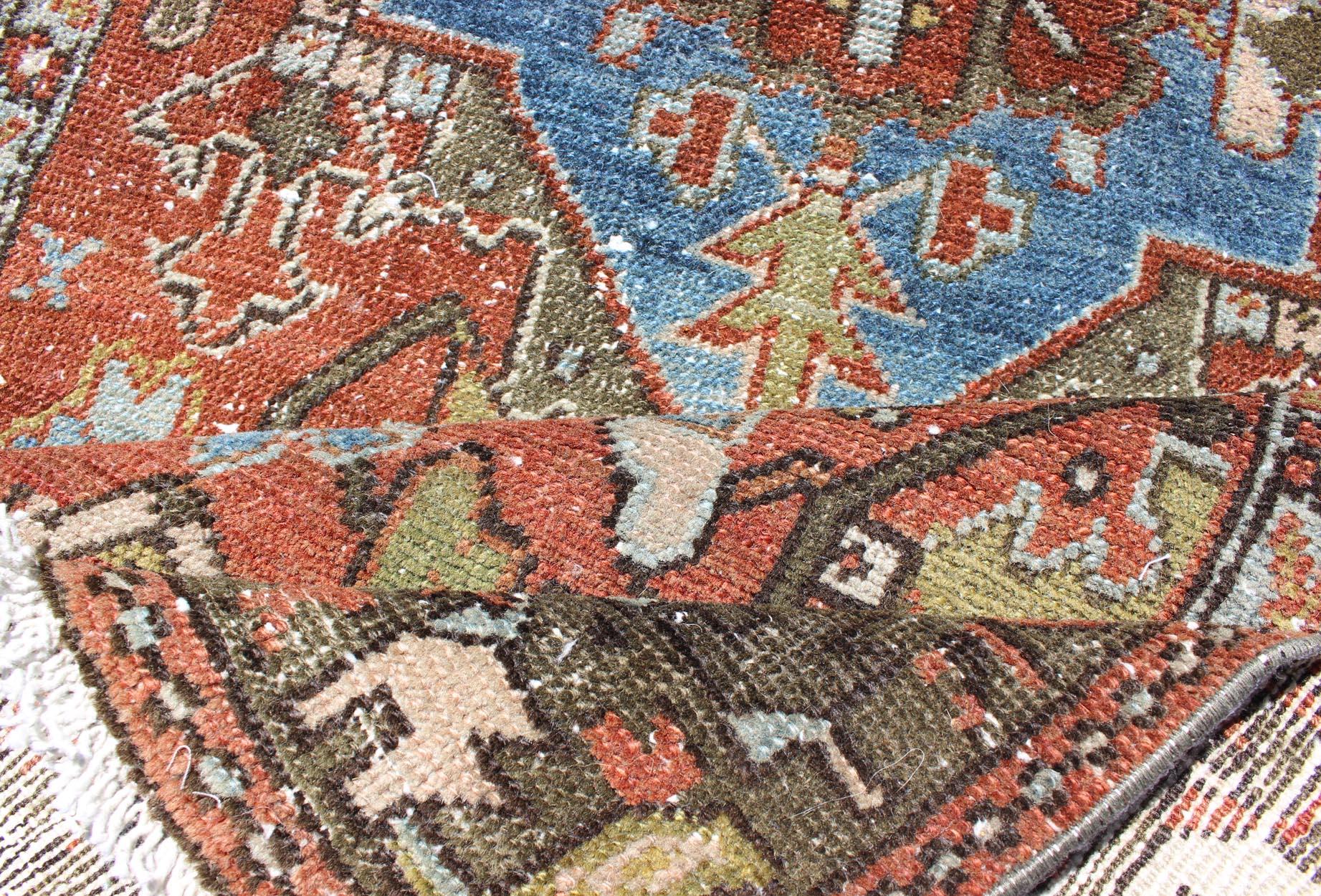 Noué à la main Tapis de couloir persan ancien Heriz avec motif géométrique en médaillon rouge, olive, bleu en vente