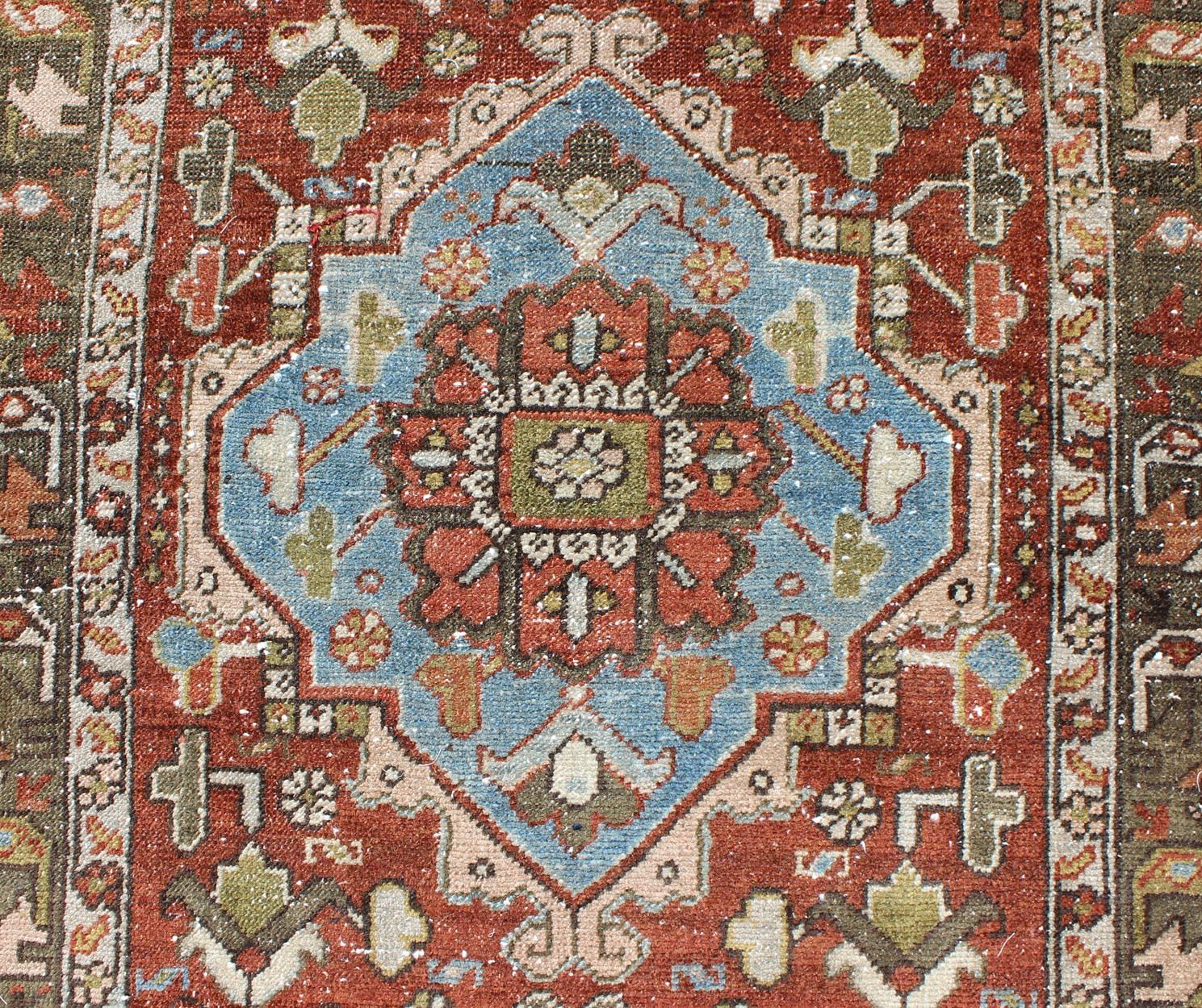 Tapis de couloir persan ancien Heriz avec motif géométrique en médaillon rouge, olive, bleu Excellent état - En vente à Atlanta, GA