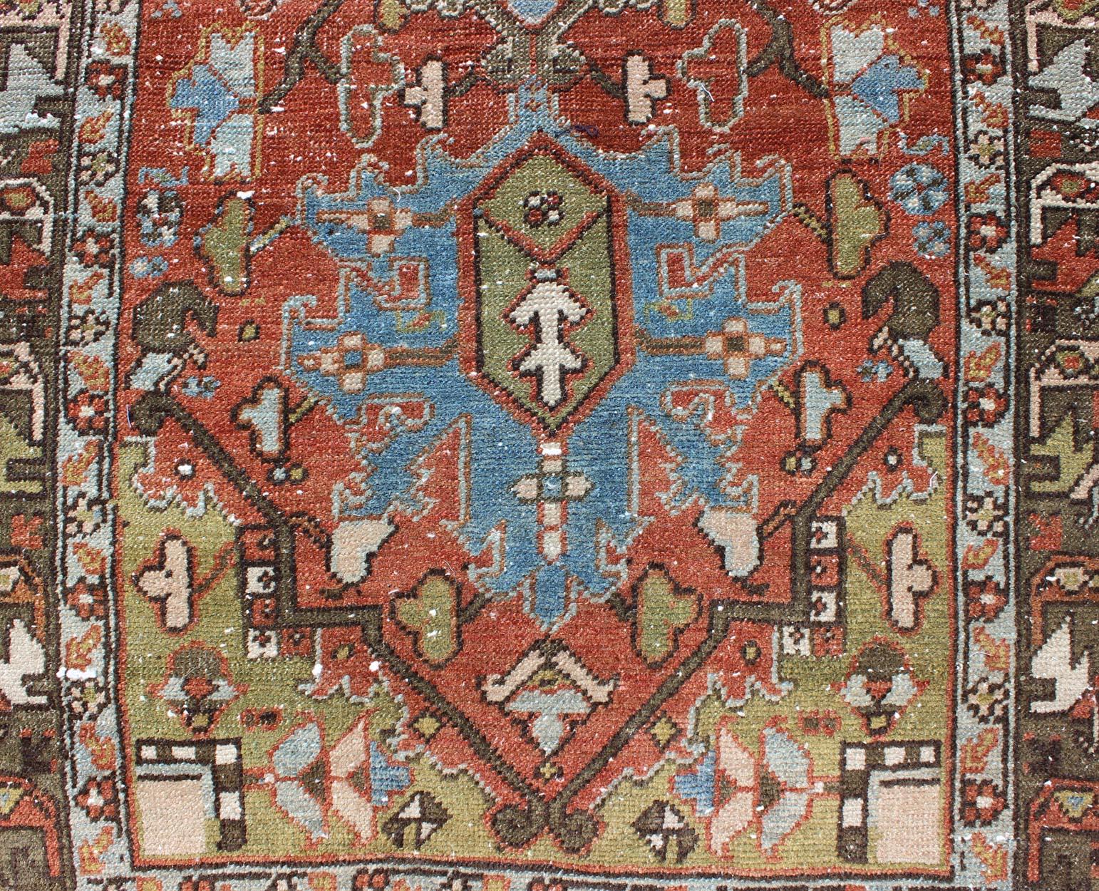 Laine Tapis de couloir persan ancien Heriz avec motif géométrique en médaillon rouge, olive, bleu en vente