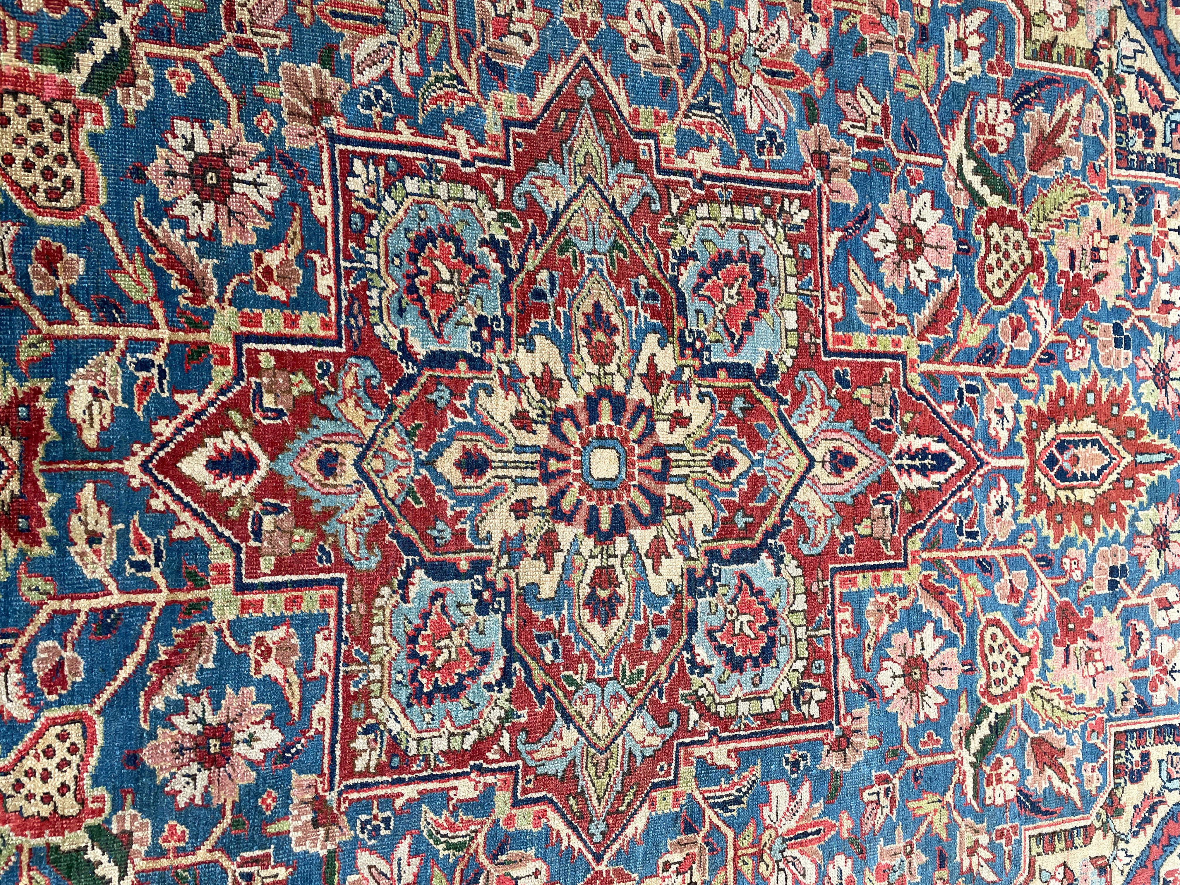 Antique Persian Heriz/Serapi Carpet, Light Blue And Gold For Sale 3