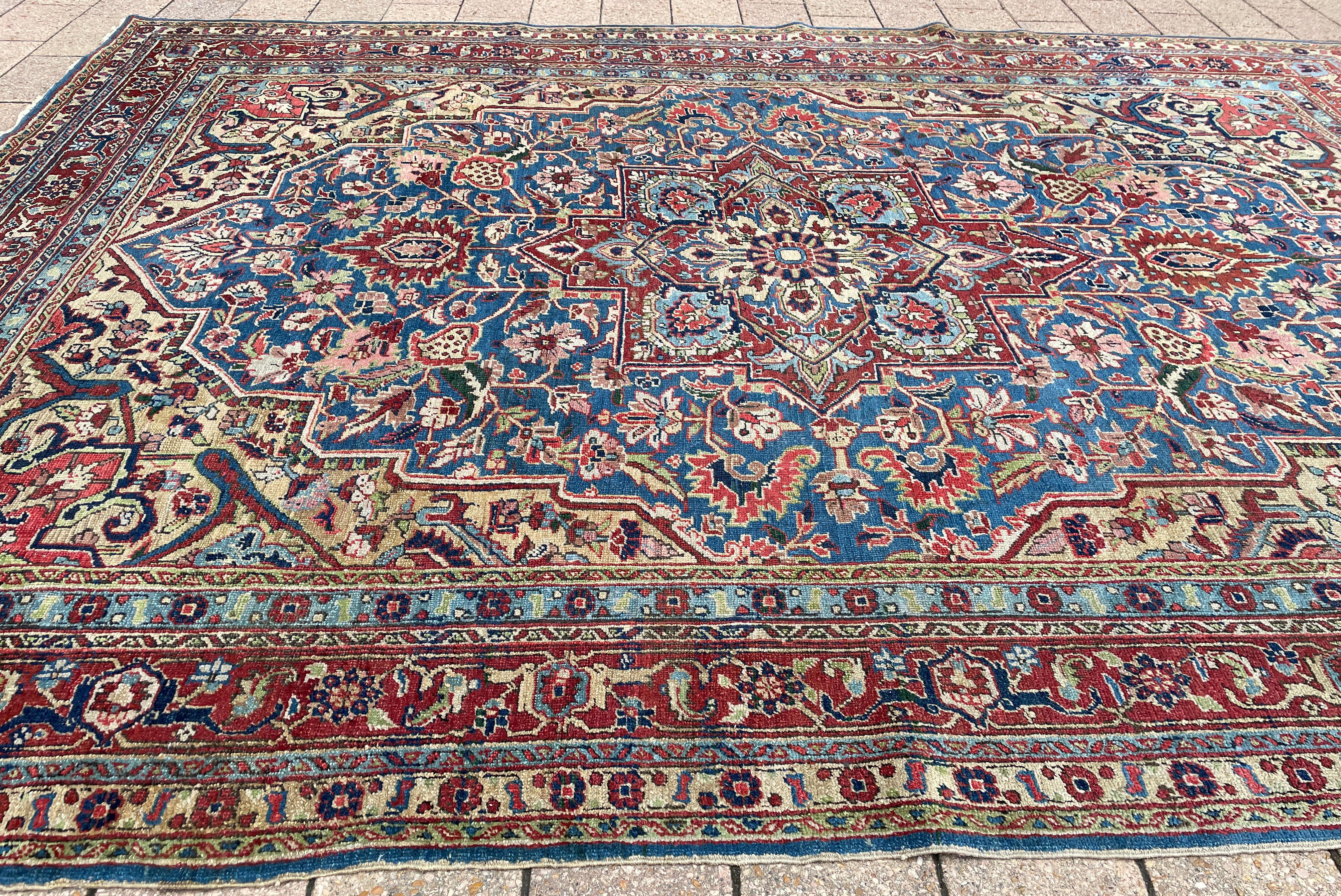 Antique Persian Heriz/Serapi Carpet, Light Blue And Gold In Good Condition For Sale In Evanston, IL