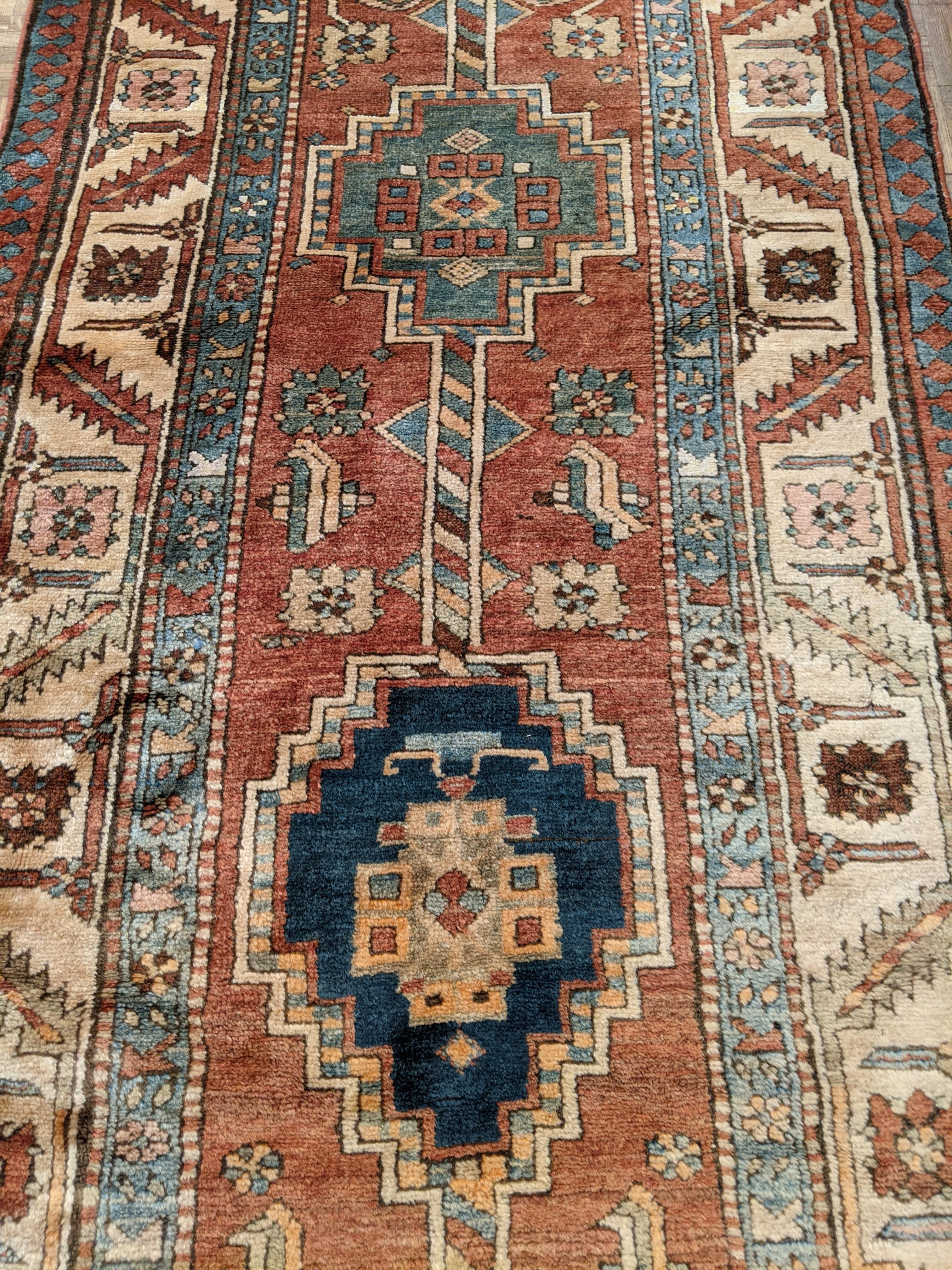 Antique Persian Heriz Serapi, Geometric Design, Runner 3-1x13-6, Wool, 1915 In Good Condition For Sale In Williamsburg, VA