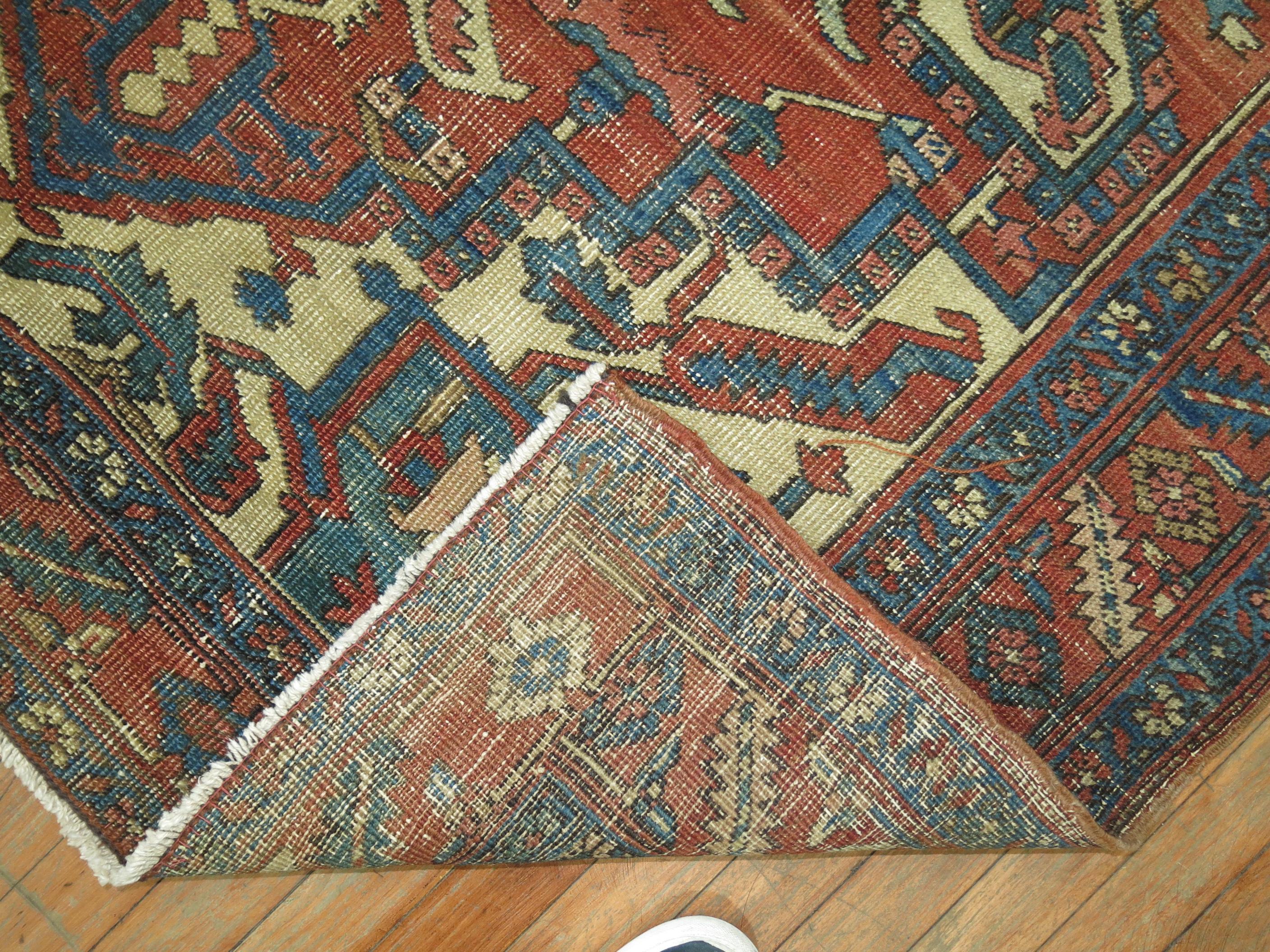 Rare tapis persan Heriz Serapi de taille carrée. 

Mesures : 5' x 5'11