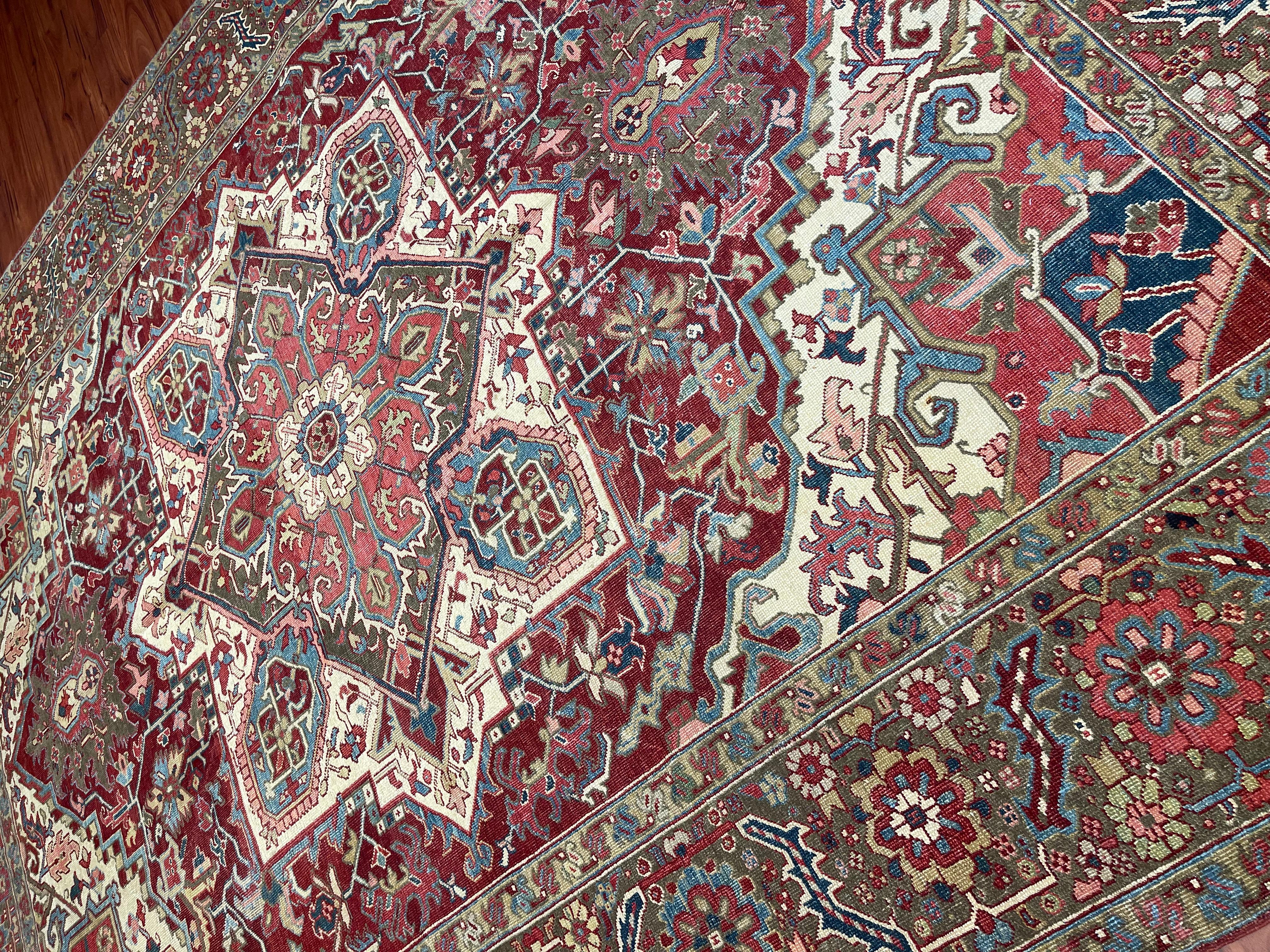 Tapis persan ancien Heriz Serapi en vente 11