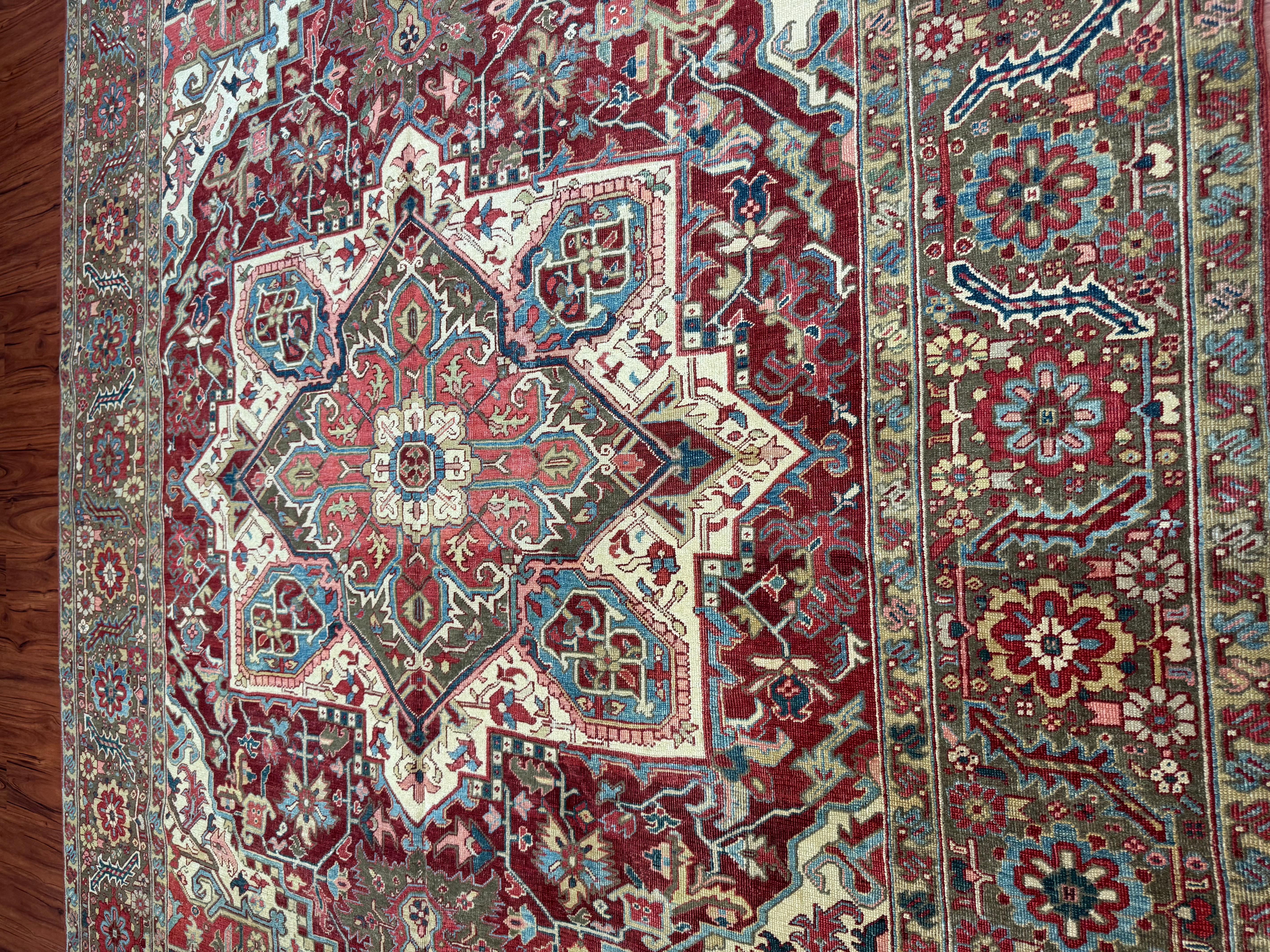 Tissé à la main Tapis persan ancien Heriz Serapi en vente