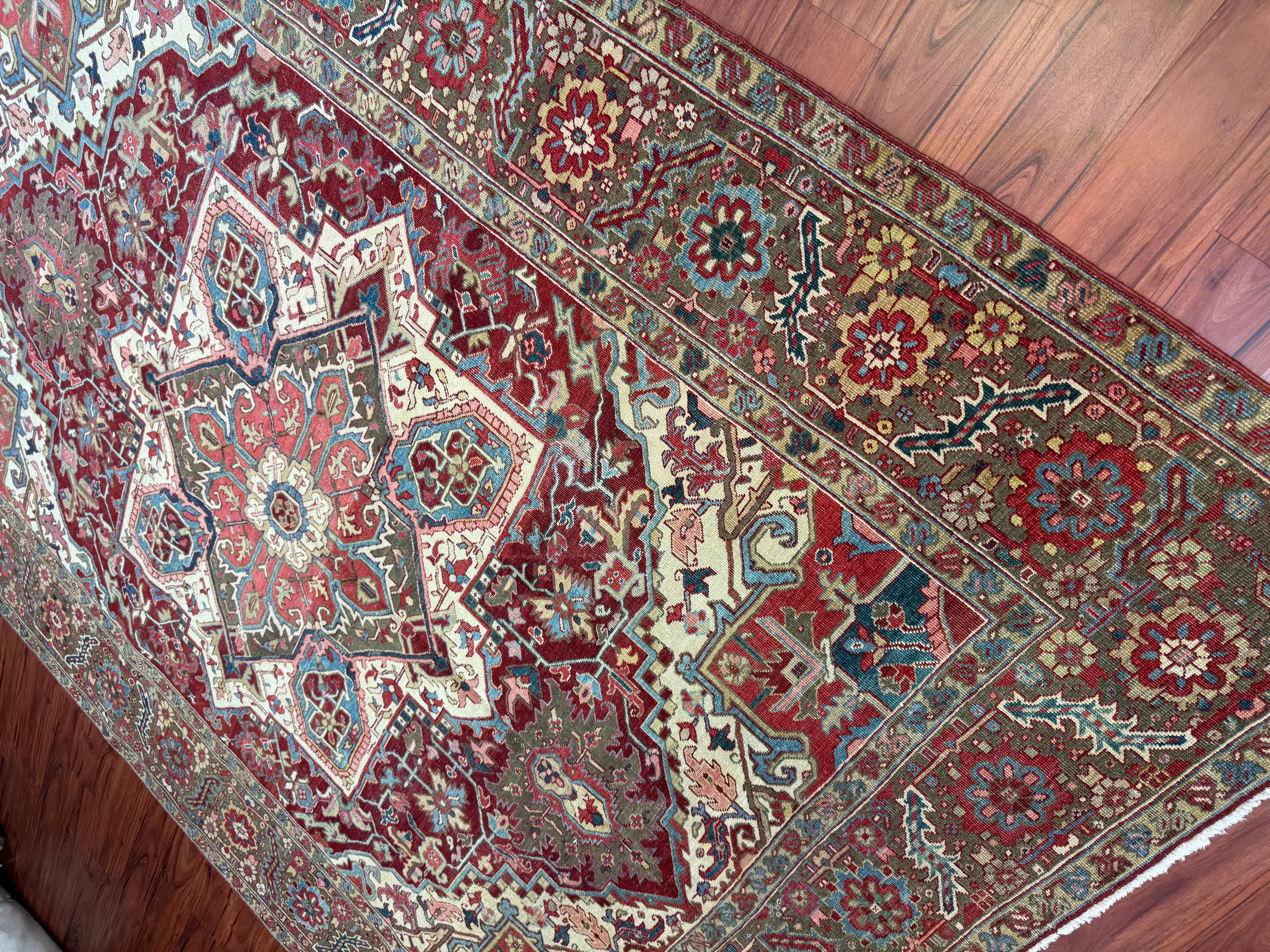 20ième siècle Tapis persan ancien Heriz Serapi en vente