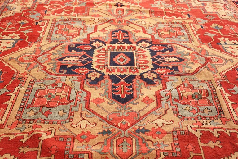Antique Persian Heriz Serapi Rug. Size: 11 ft 2 in x 16 ft (3.4 m x 4.88 m) For Sale 1