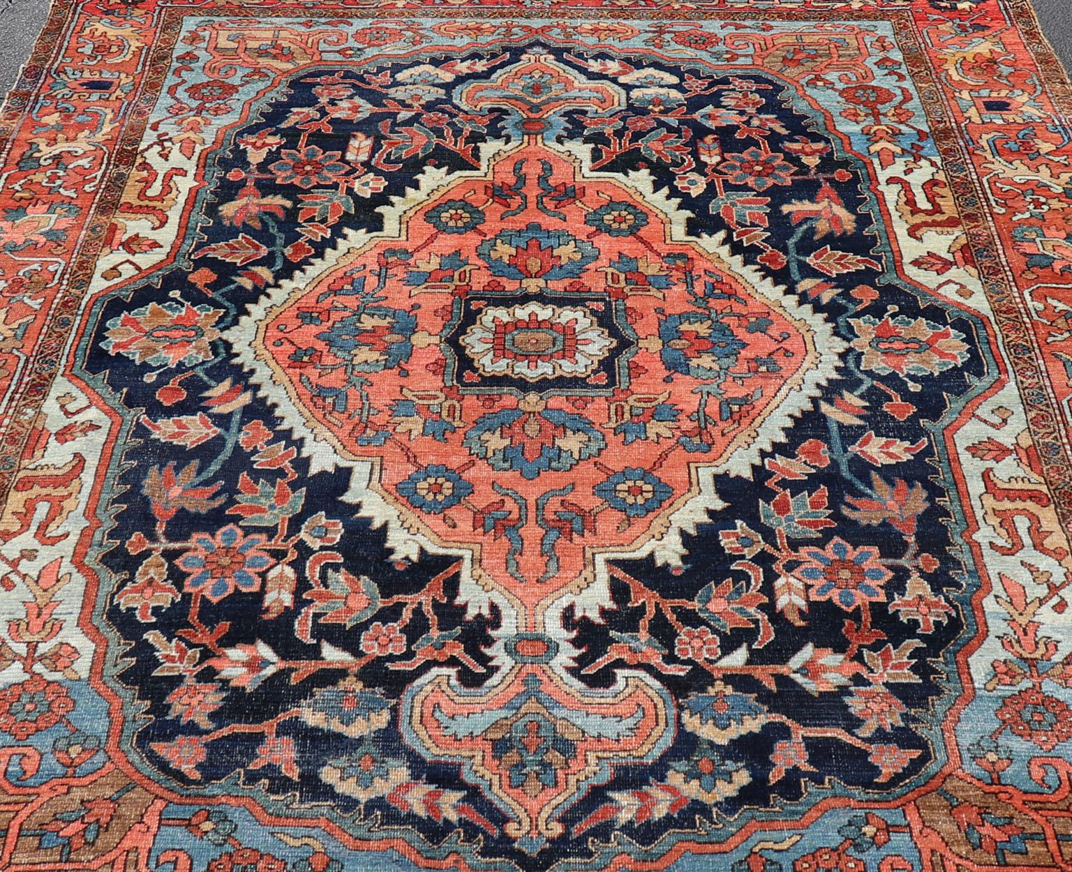 Tapis persan ancien Serapi-Heriz à motifs géométriques en bleu nuit en vente 7