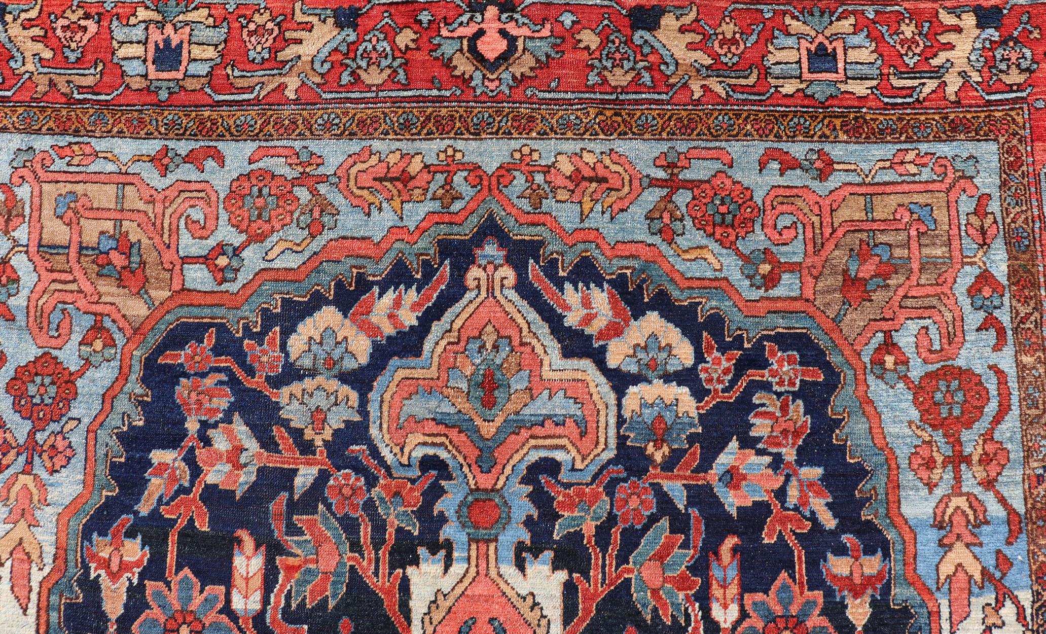 Noué à la main Tapis persan ancien Serapi-Heriz à motifs géométriques en bleu nuit en vente