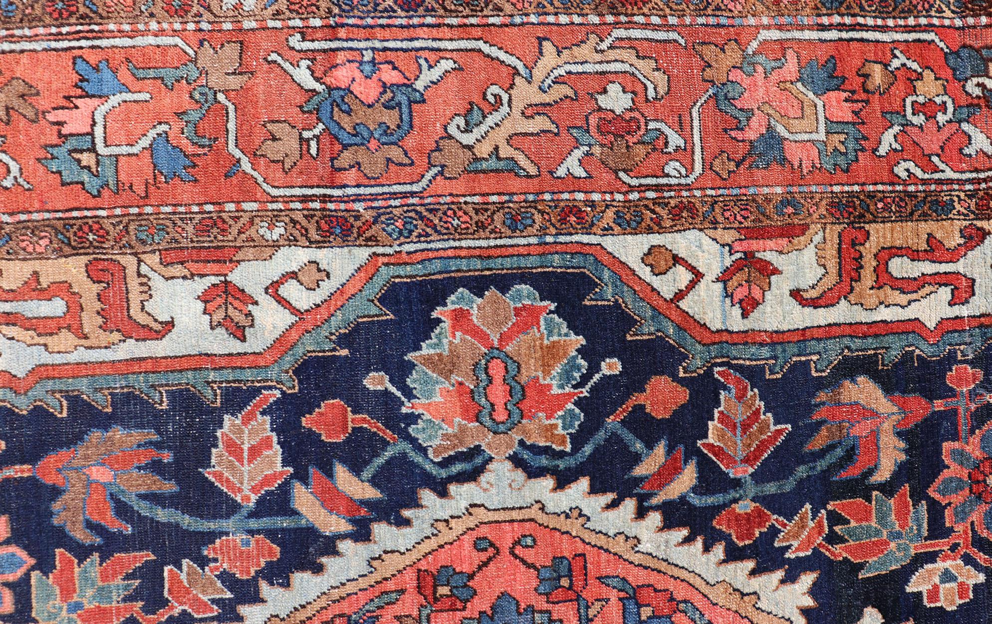 Tapis persan ancien Serapi-Heriz à motifs géométriques en bleu nuit Bon état - En vente à Atlanta, GA