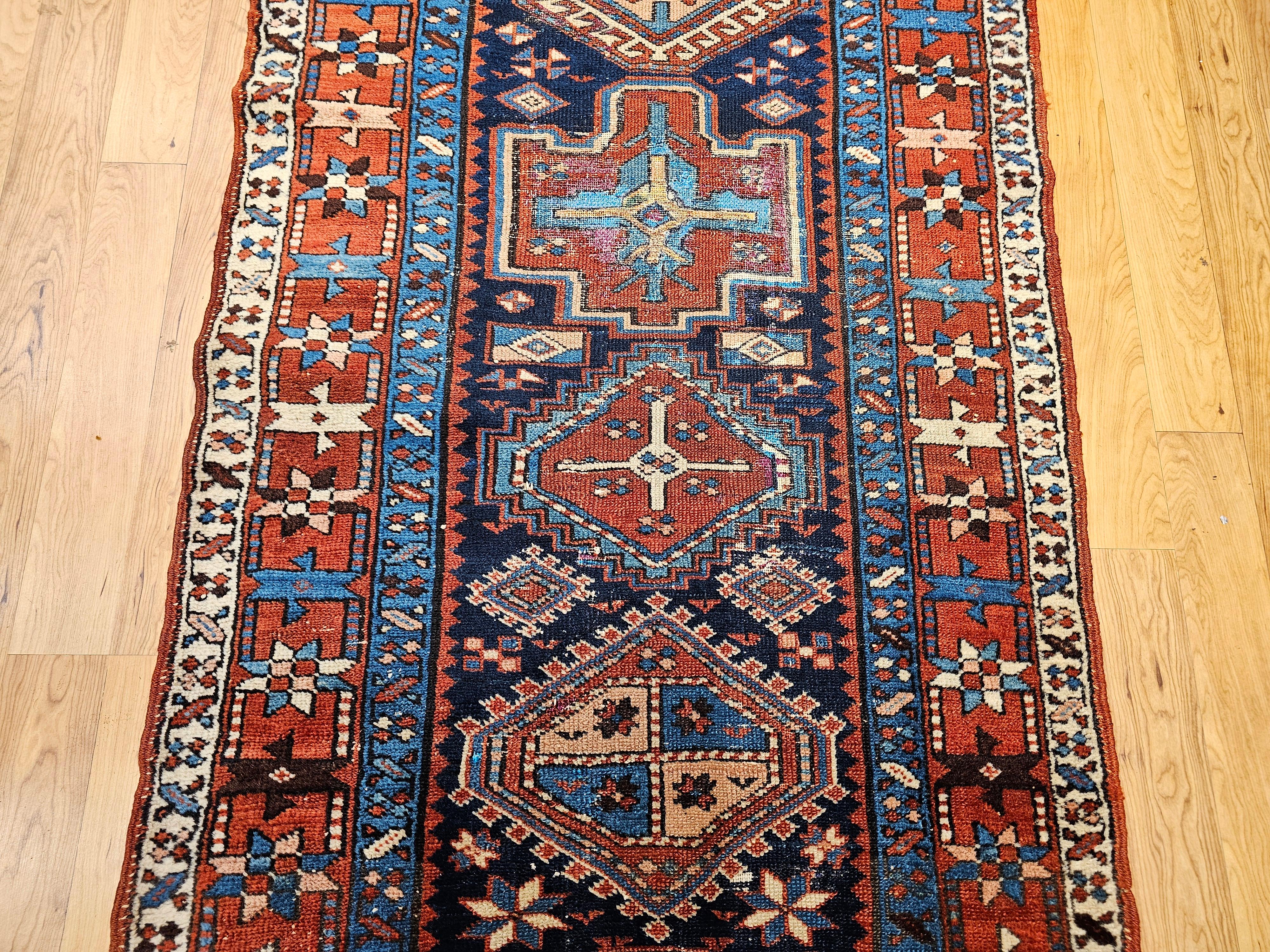 Tintura vegetale Antico runner persiano Heriz Serapi in vendita