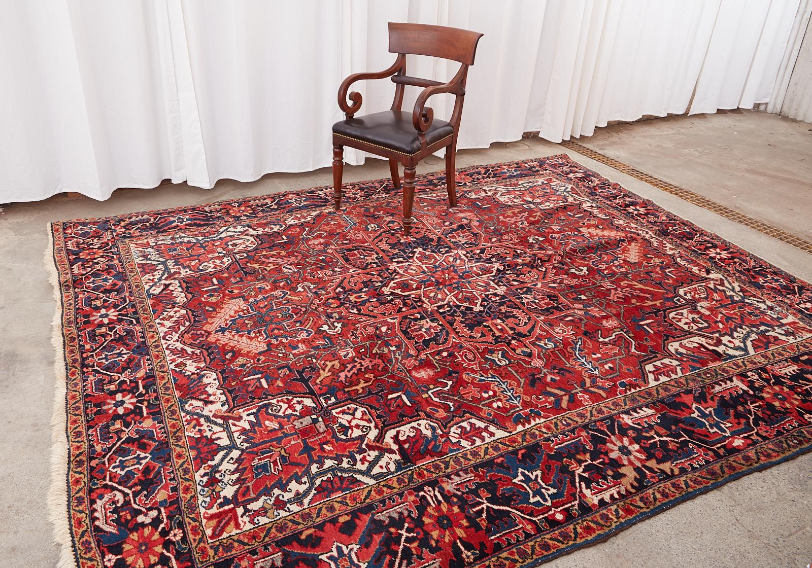 Unverwechselbarer antiker persischer Heriz-Teppich mit einem sternförmigen Medaillon und großen weißen Eckzwickeln. Kräftige Heriz-Farben aus natürlichen Farbstoffen mit eckigen geometrischen Mustern in komplizierten Mustern. Klassisch gestalteter