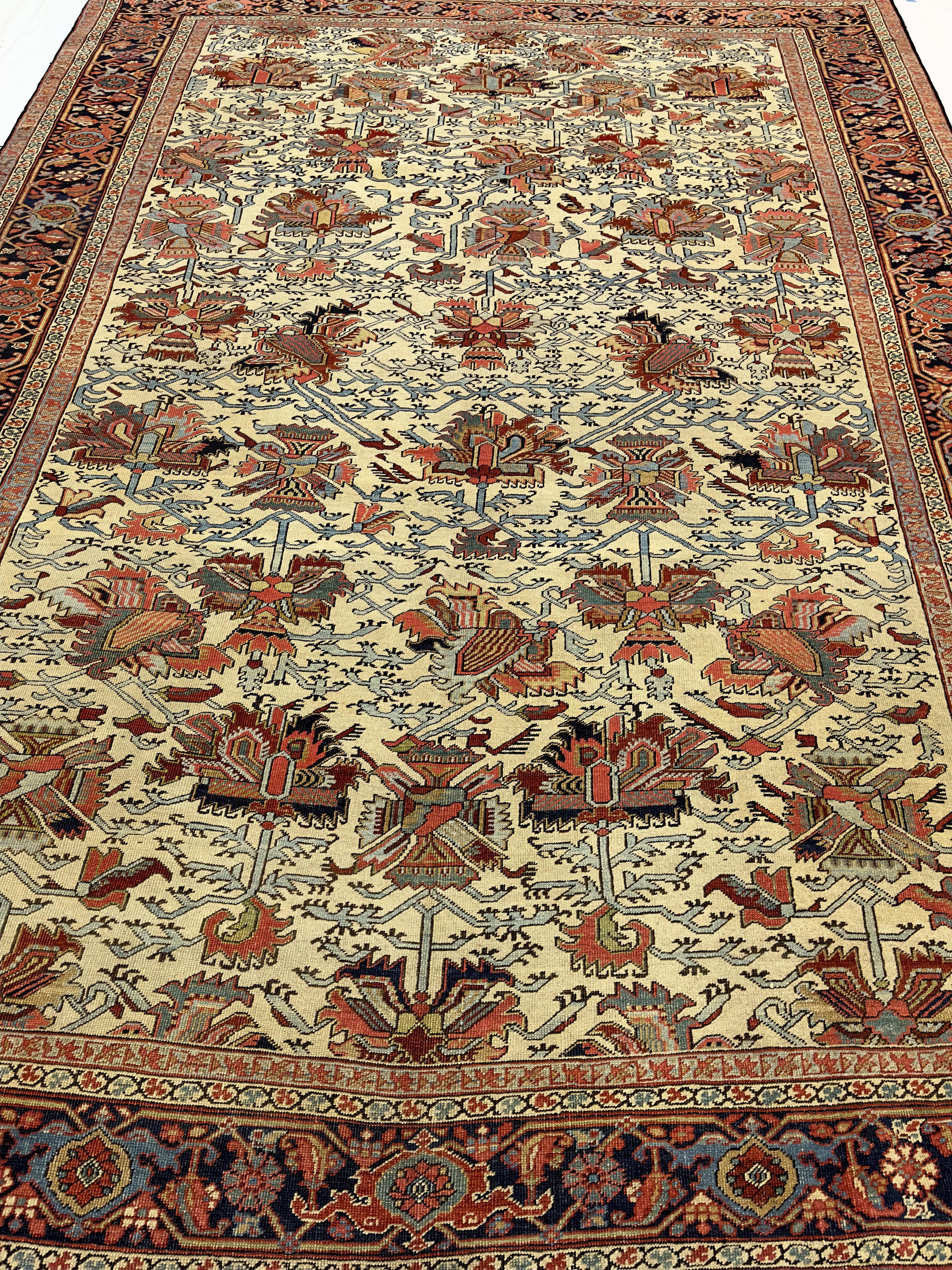 Antiker persischer Heriz Serapi Teppich in ungewöhnlichem Design 7'9