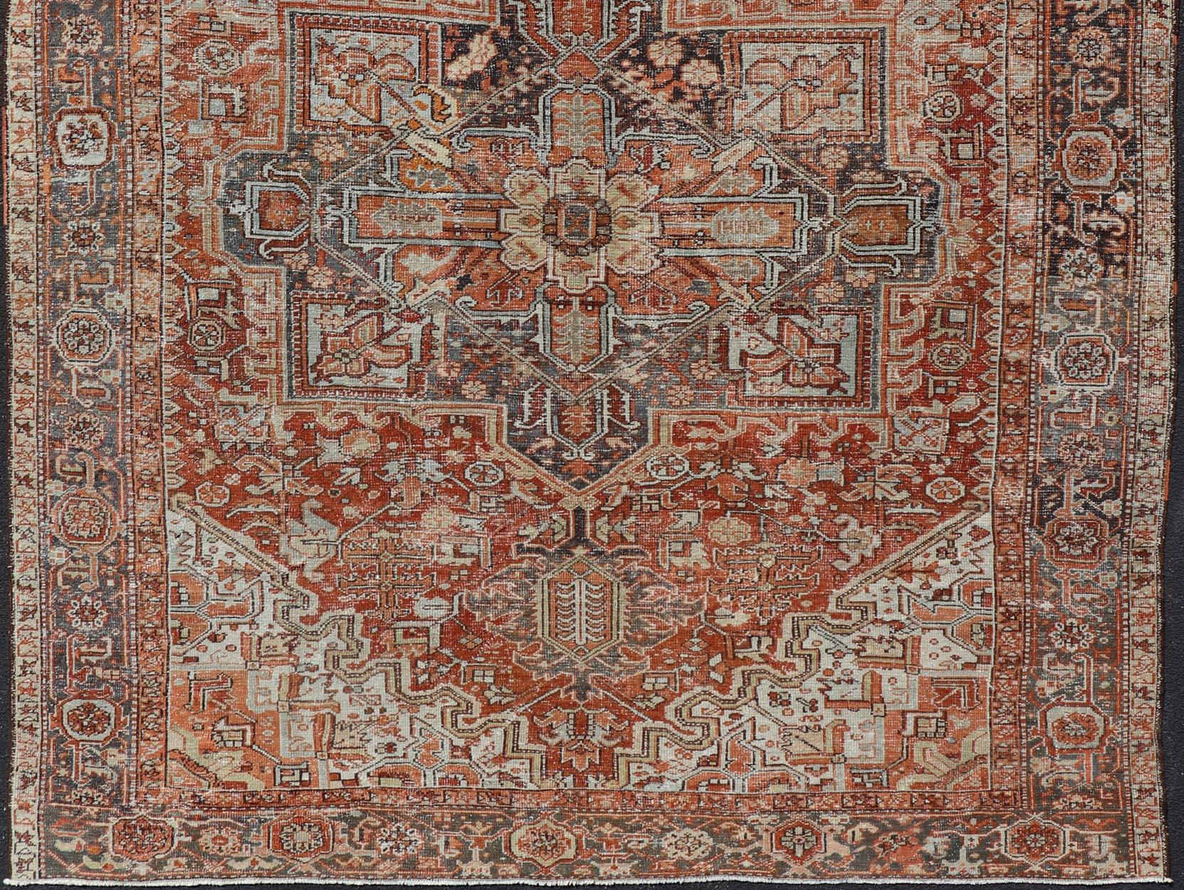 Antiker persischer Heriz mit geometrischem Medaillon in Rot und weichen Farben 9'3 x 11'6 im Angebot 2