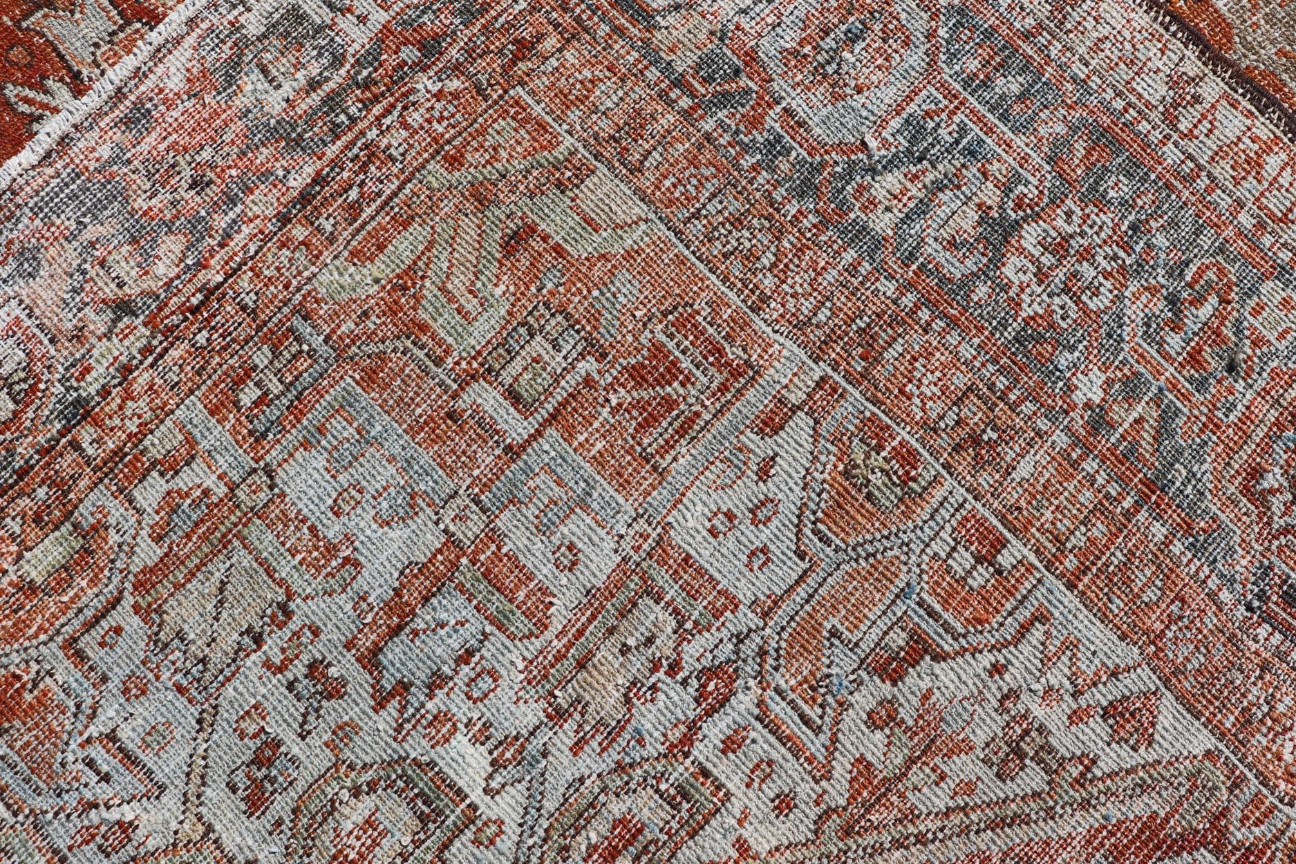 Antiker persischer Heriz mit geometrischem Medaillon in Rot und weichen Farben 9'3 x 11'6 im Angebot 3
