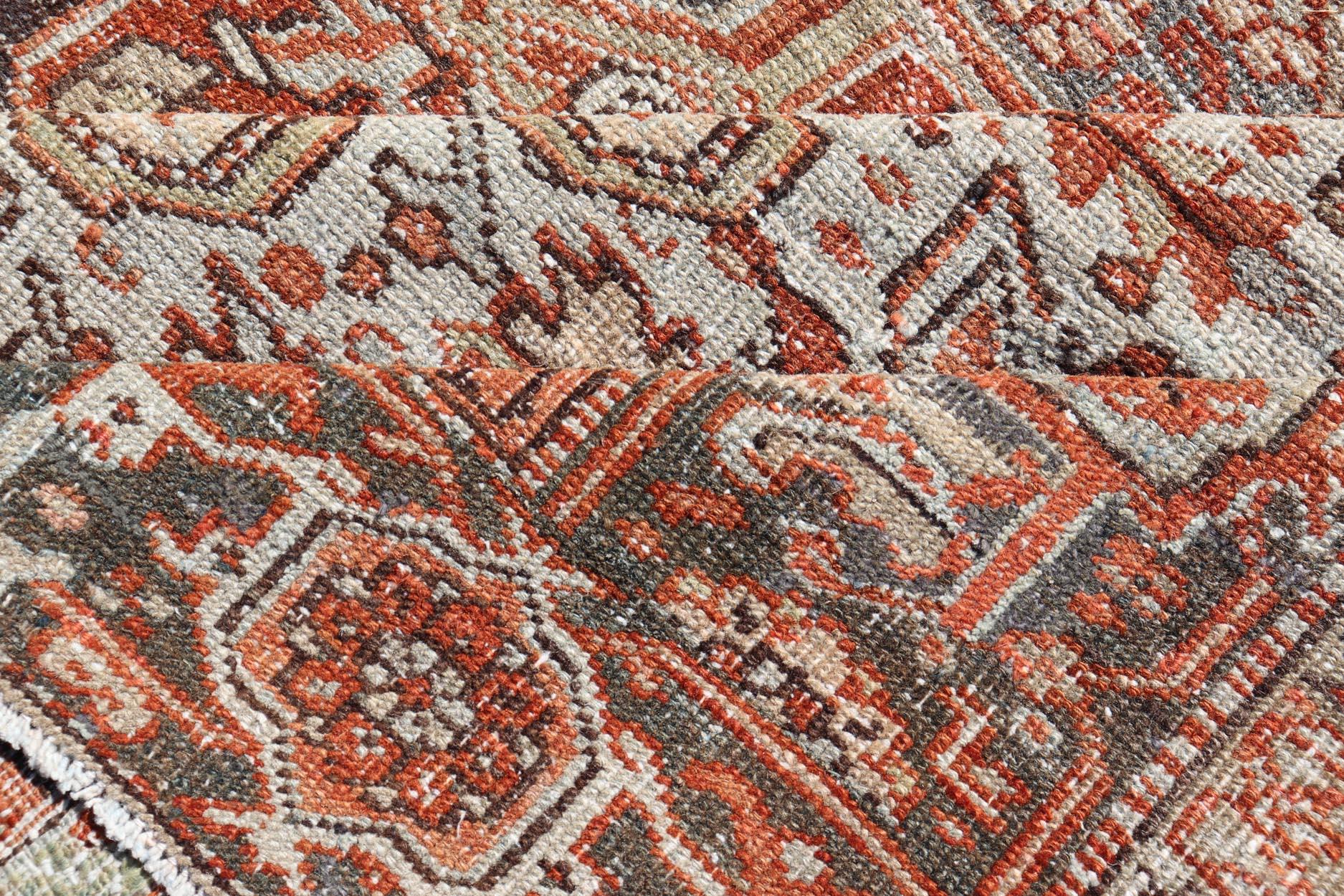 Antiker persischer Heriz mit geometrischem Medaillon in Rot und weichen Farben 9'3 x 11'6 im Angebot 4