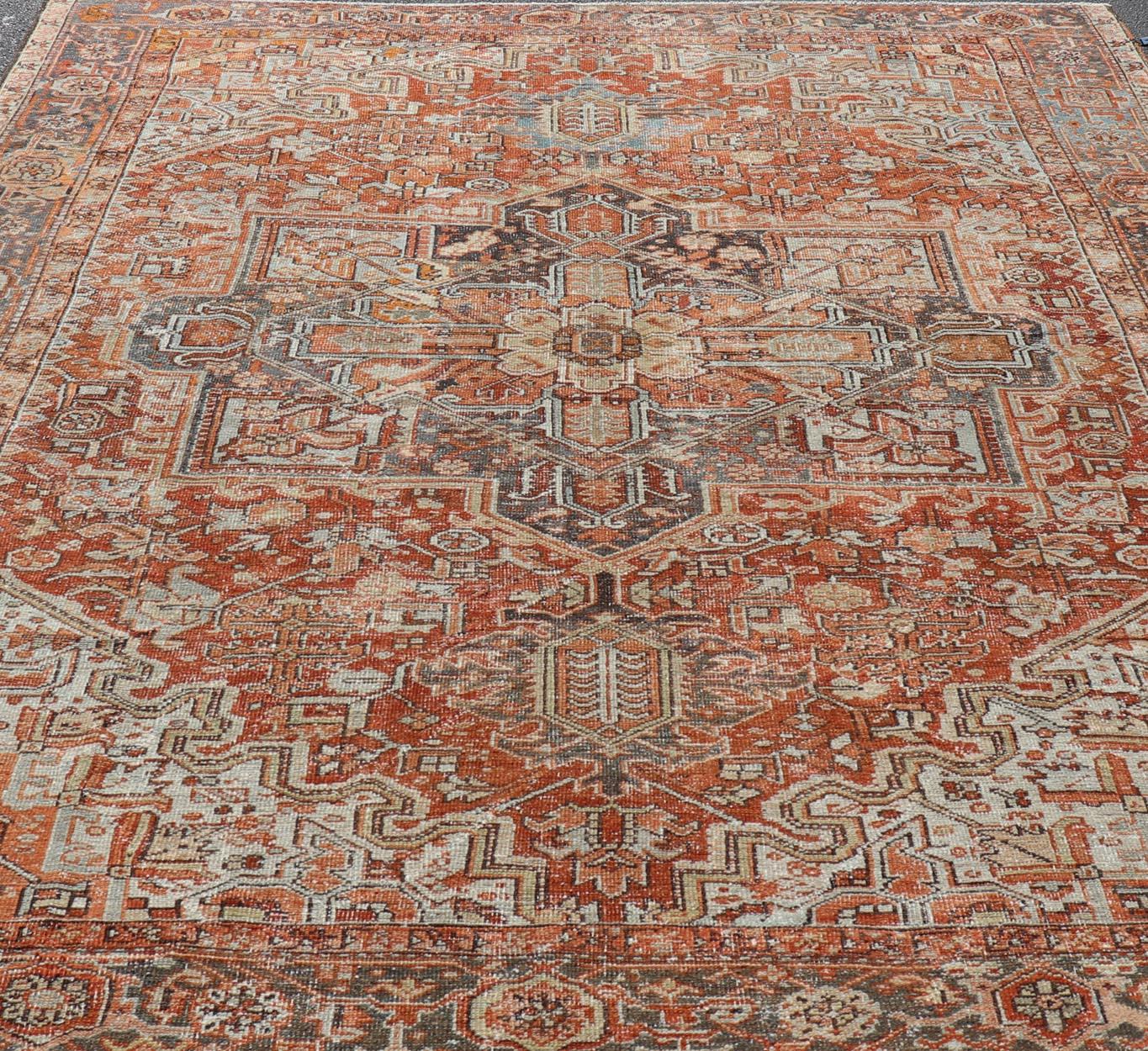 Antiker persischer Heriz mit geometrischem Medaillon in Rot und weichen Farben 9'3 x 11'6 im Angebot 5