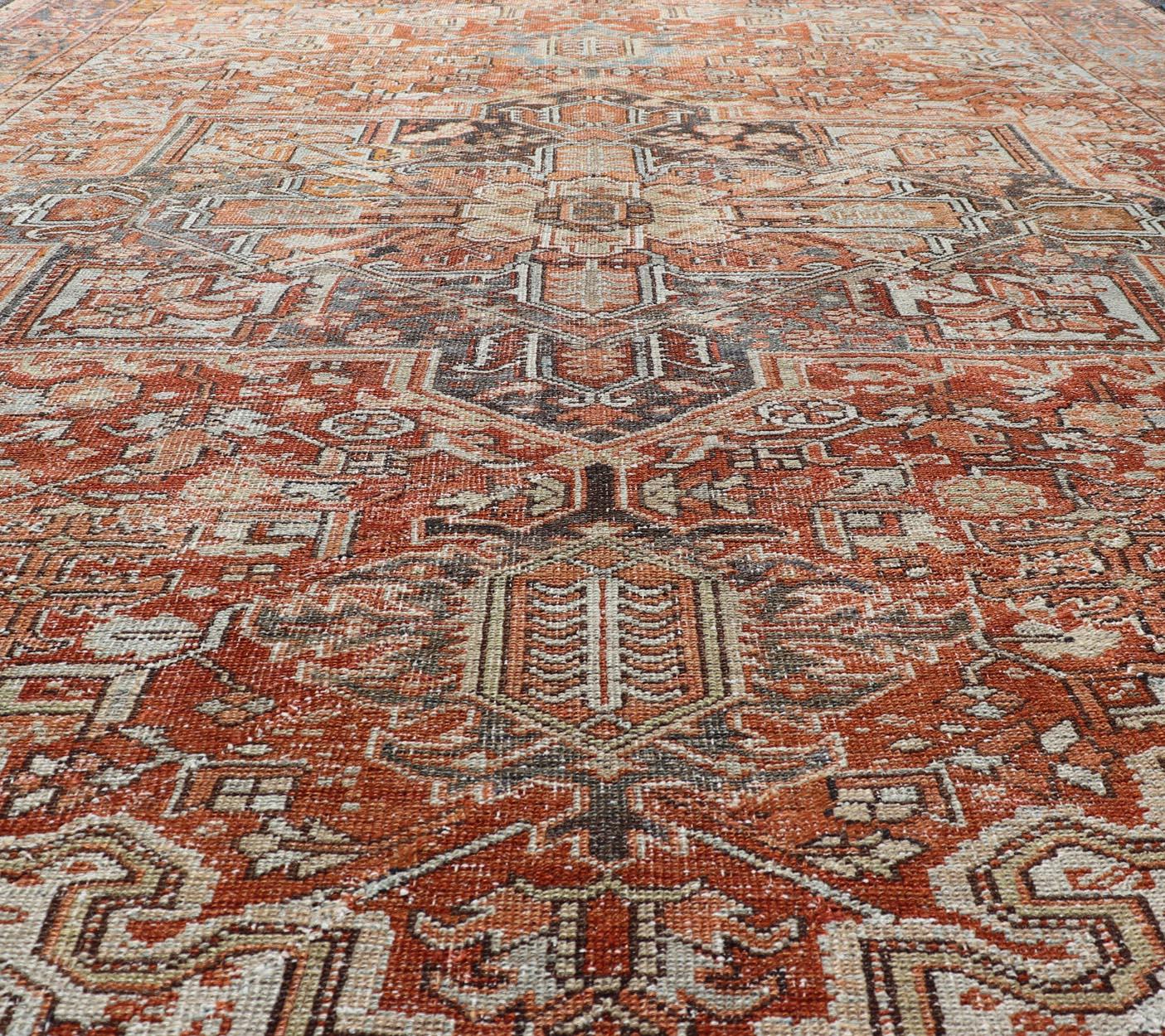 Antiker persischer Heriz-Teppich mit geometrischem Medaillon-Design in Rot und weichen Farben. Antiker persischer Heriz-Teppich mit geometrischem Medaillon-Design. Keivan Woven Arts/ Teppich/ V21-1210-15475, Land/Typ/ Perserteppich, Heriz. 
Maße: