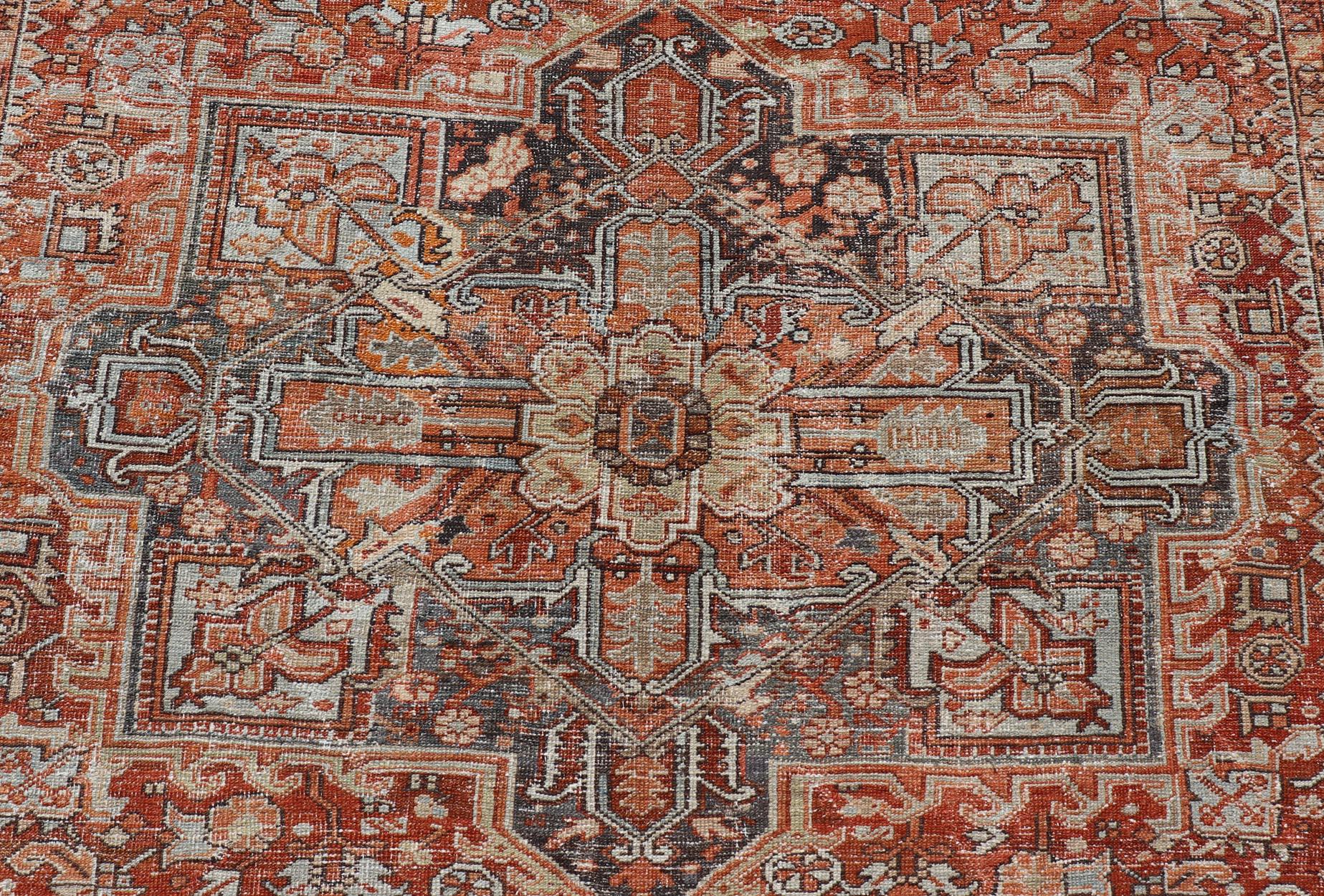 Antiker persischer Heriz mit geometrischem Medaillon in Rot und weichen Farben 9'3 x 11'6 (Heriz Serapi) im Angebot