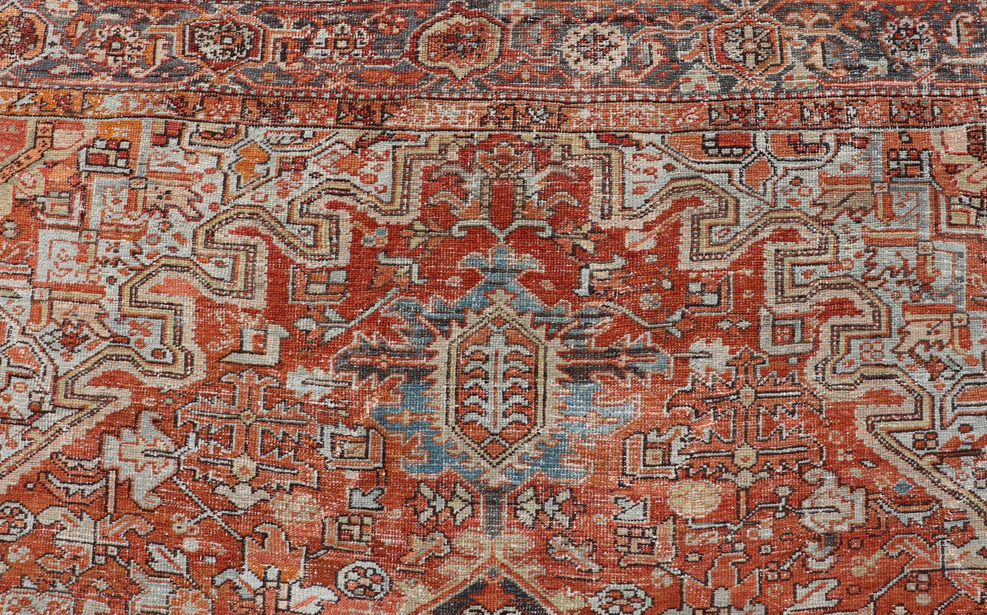 Antiker persischer Heriz mit geometrischem Medaillon in Rot und weichen Farben 9'3 x 11'6 (Persisch) im Angebot