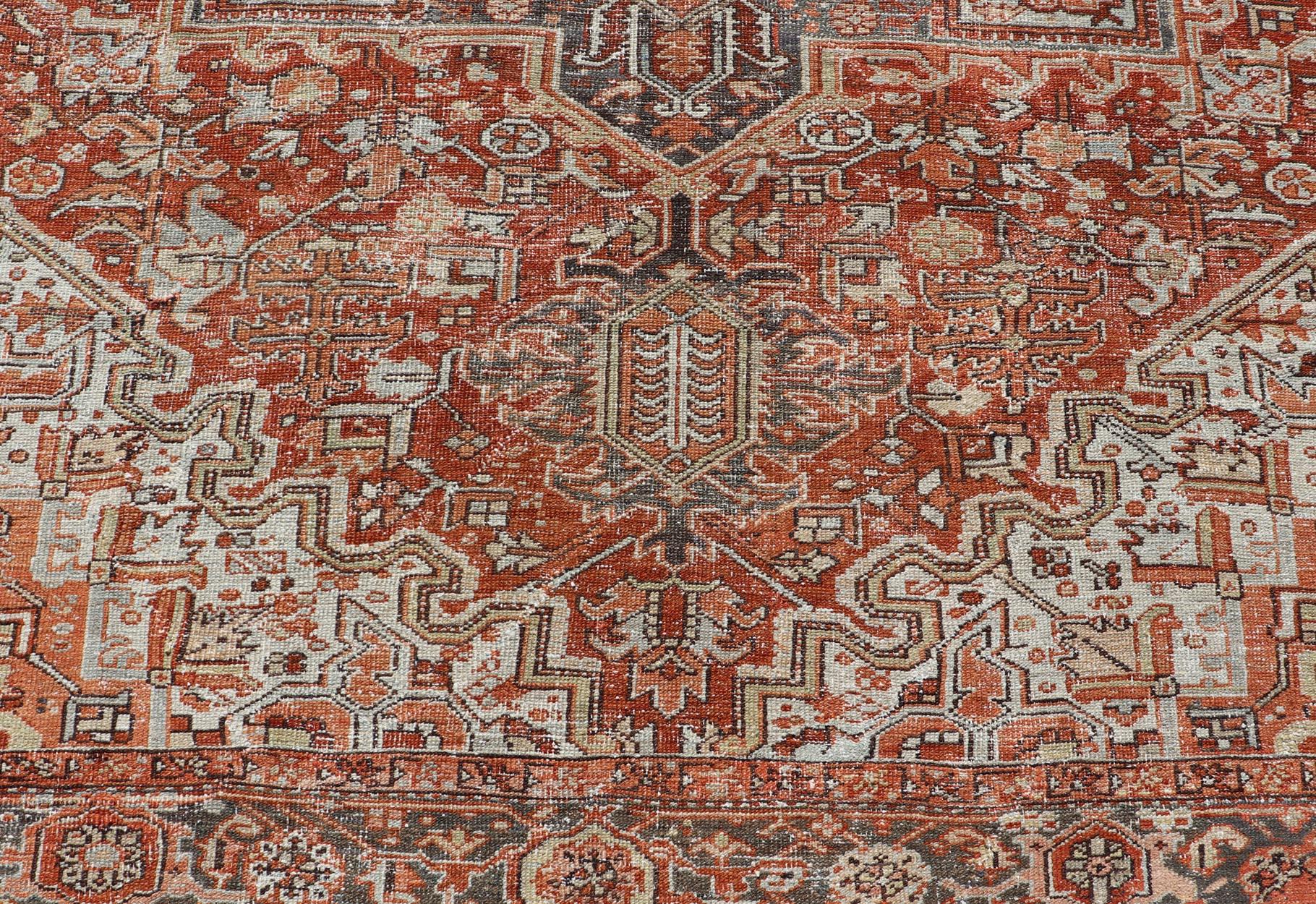 Antiker persischer Heriz mit geometrischem Medaillon in Rot und weichen Farben 9'3 x 11'6 (20. Jahrhundert) im Angebot