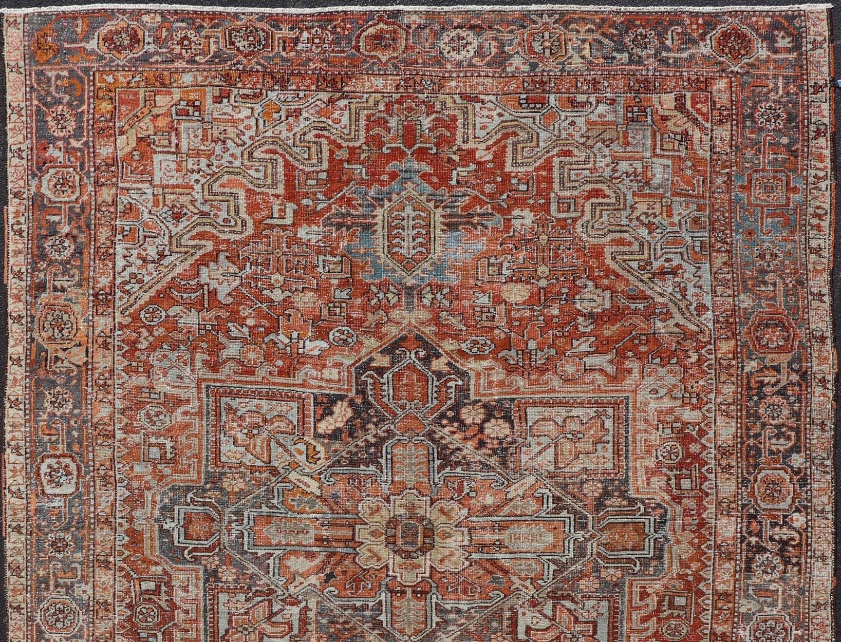 Antiker persischer Heriz mit geometrischem Medaillon in Rot und weichen Farben 9'3 x 11'6 (Wolle) im Angebot