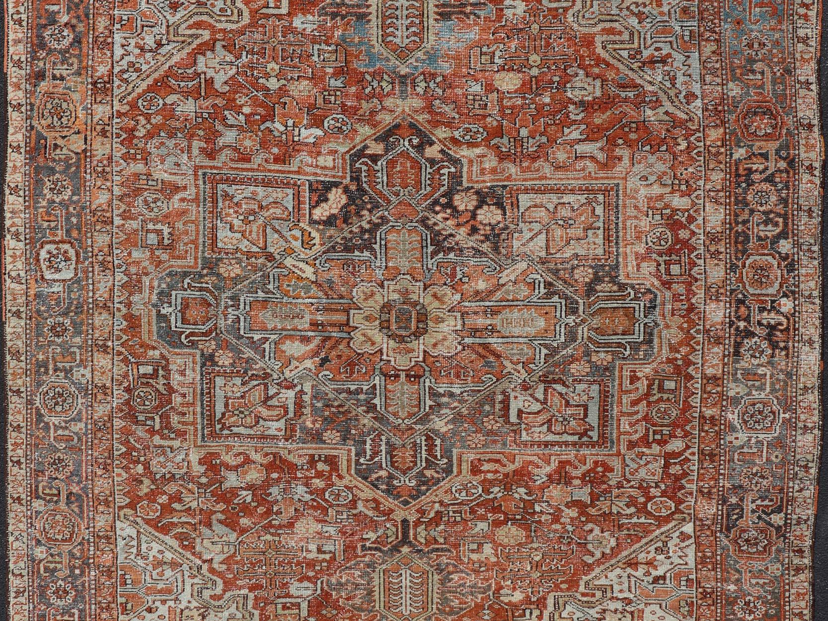Antiker persischer Heriz mit geometrischem Medaillon in Rot und weichen Farben 9'3 x 11'6 im Angebot 1