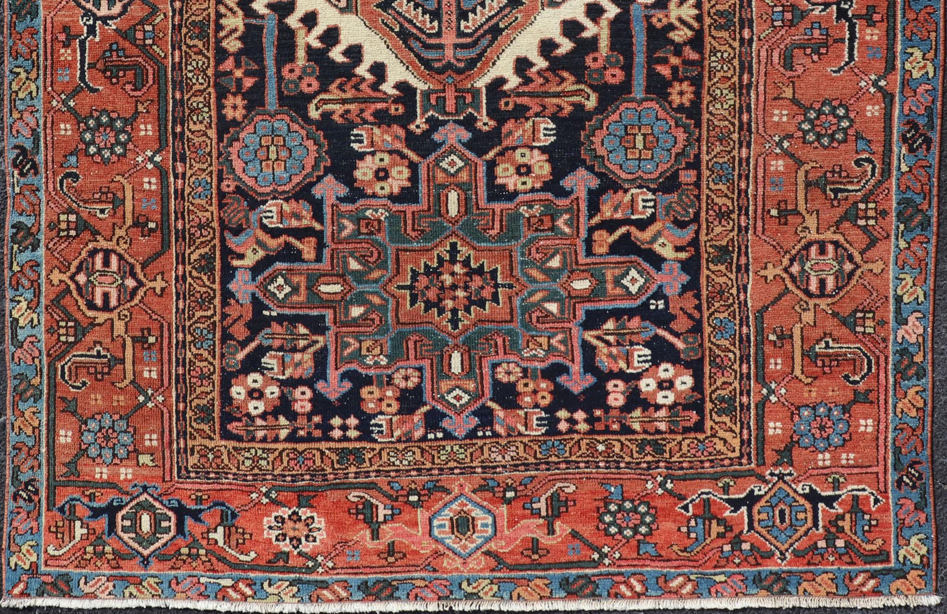Perse Heriz persan ancien avec motif médaillon en ivoire, bleu foncé et tons de bijoux en vente