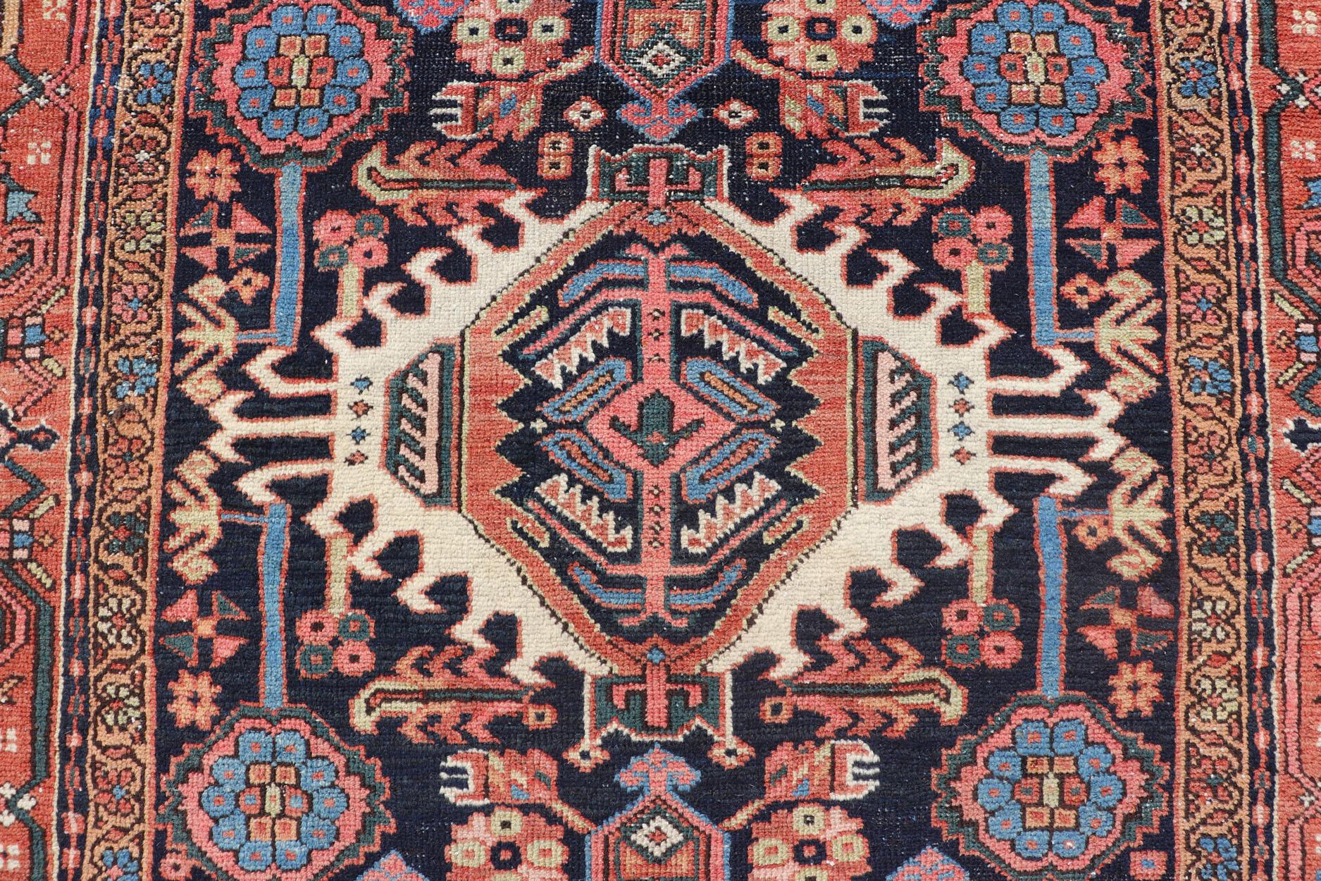 20ième siècle Heriz persan ancien avec motif médaillon en ivoire, bleu foncé et tons de bijoux en vente
