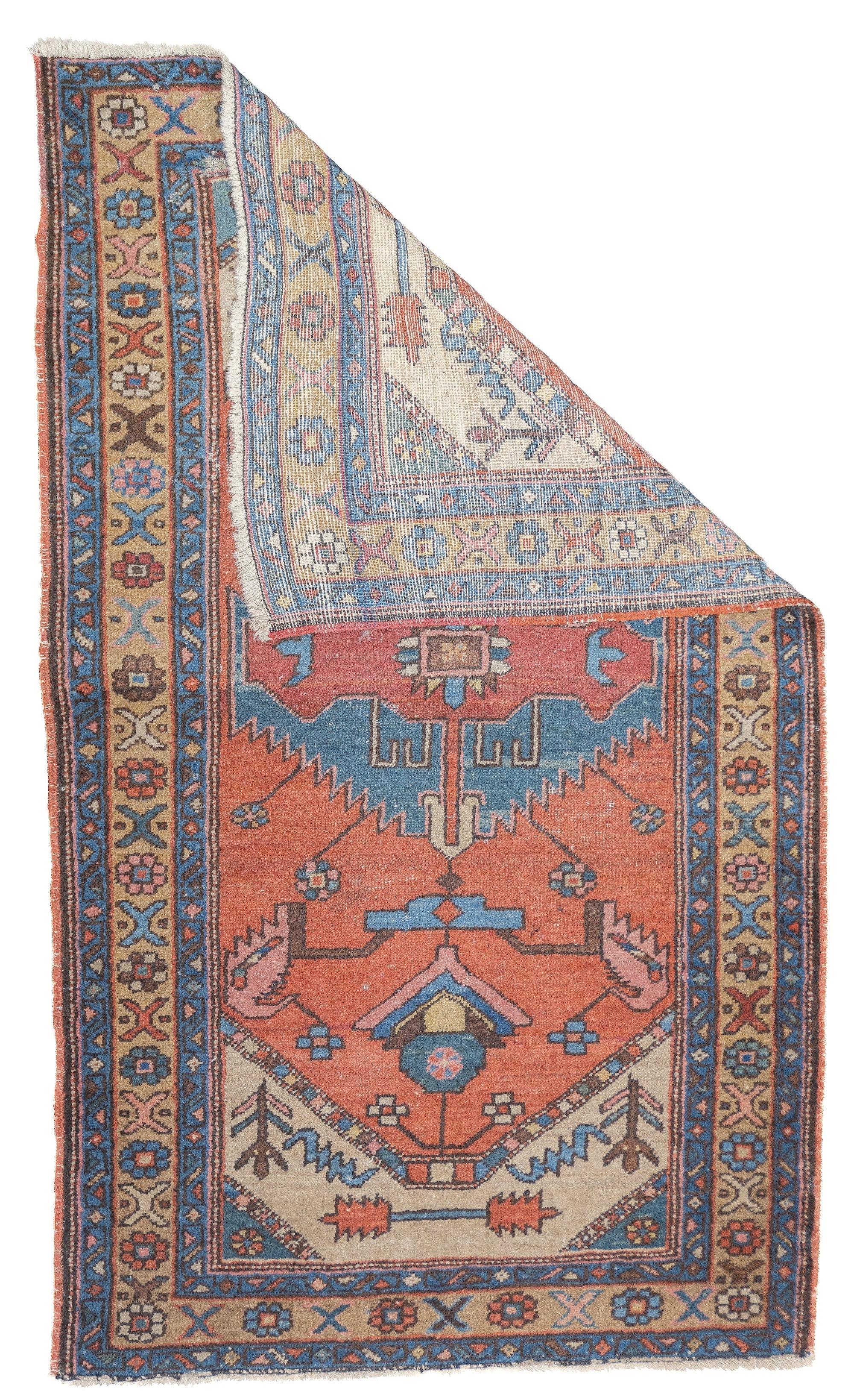 Tapis ancien en laine persane Heriz 2'10'' x 4'10''. Les nombreux tapis du célèbre district de tissage du nord-ouest de la Perse, allant de petites pièces éparses à des tapis géants et quelques chemins de roulement, dans des motifs semi-géométriques