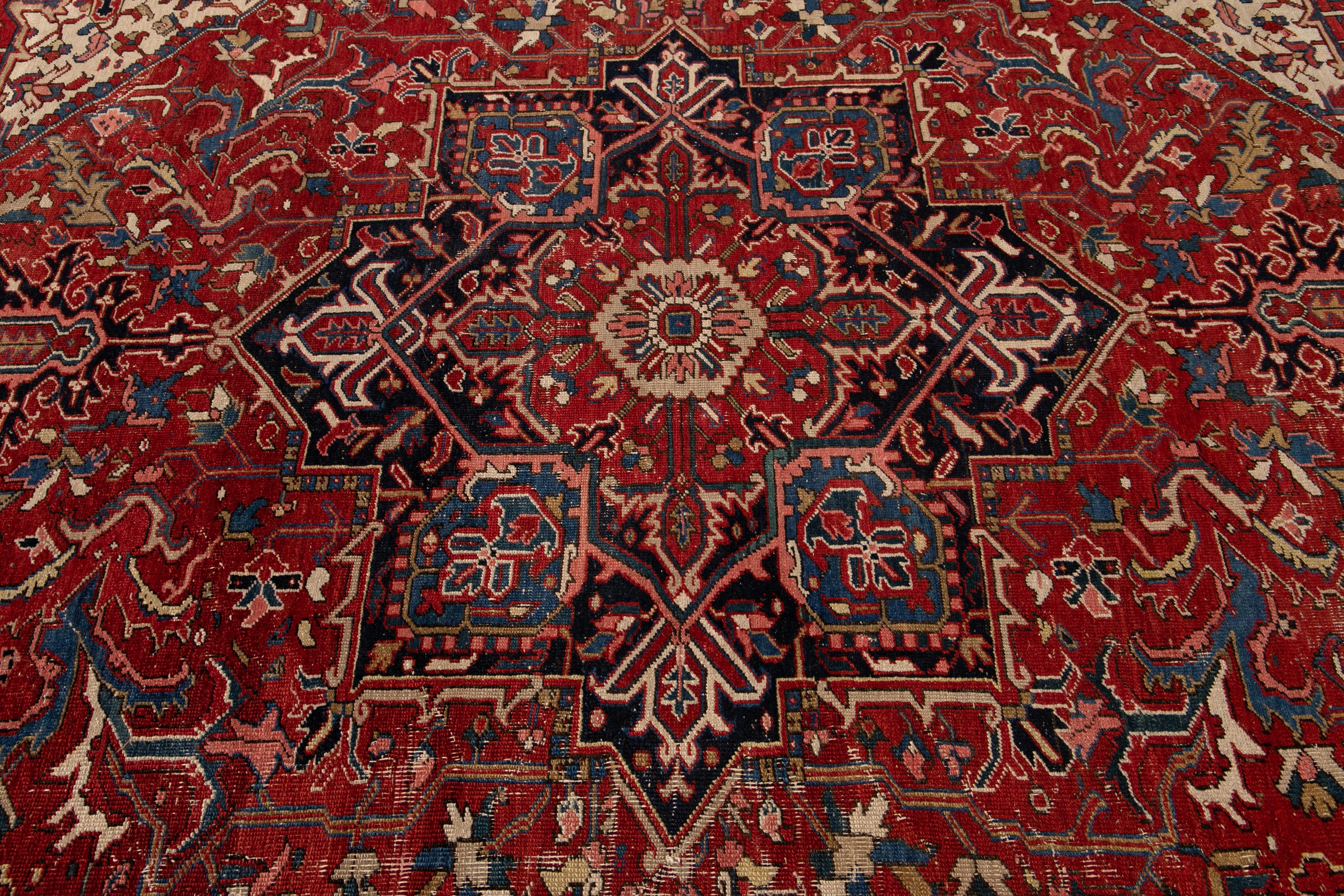 Ancien tapis persan Heriz en laine à médaillon rouge en vente 2