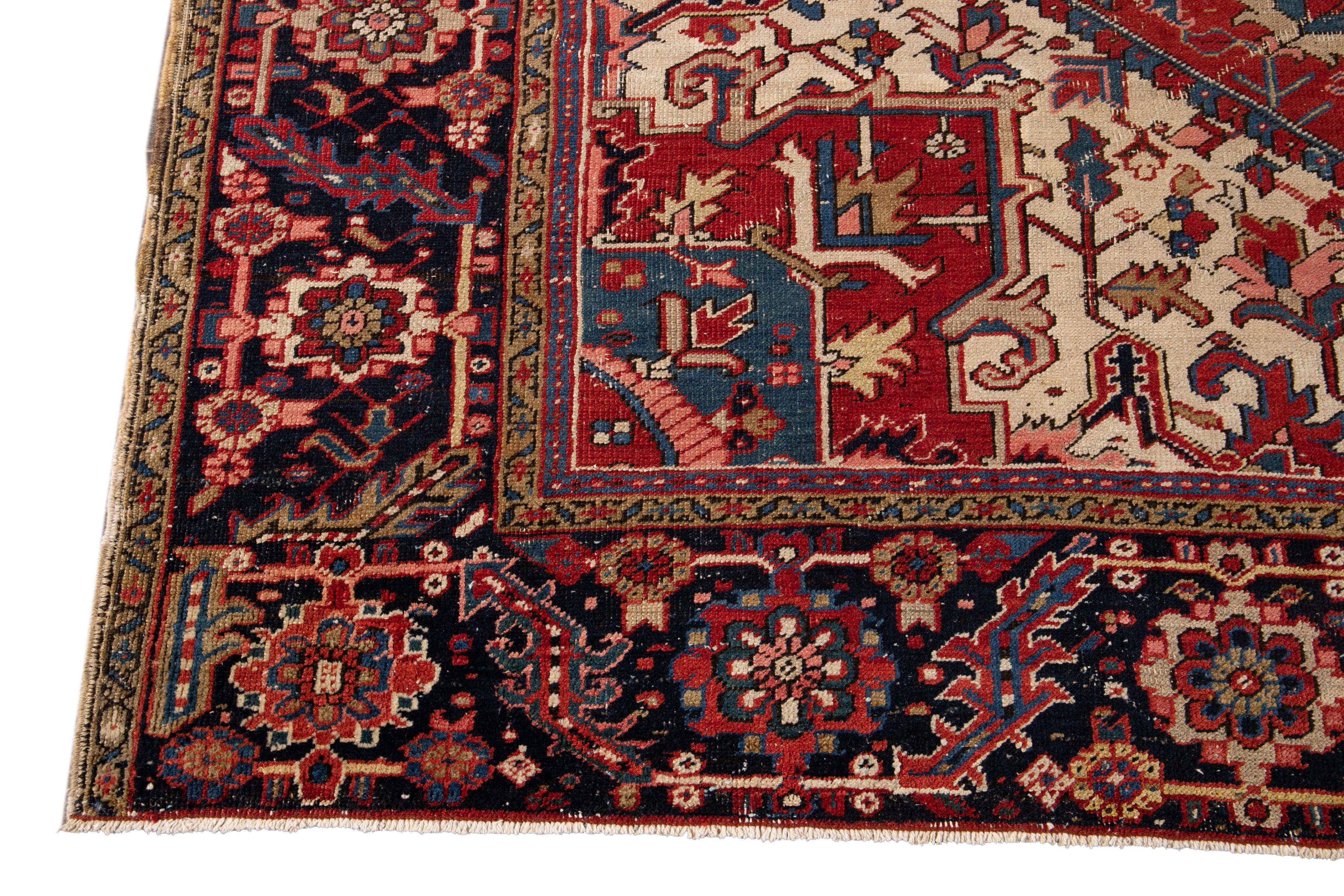 Ancien tapis persan Heriz en laine à médaillon rouge en vente 3