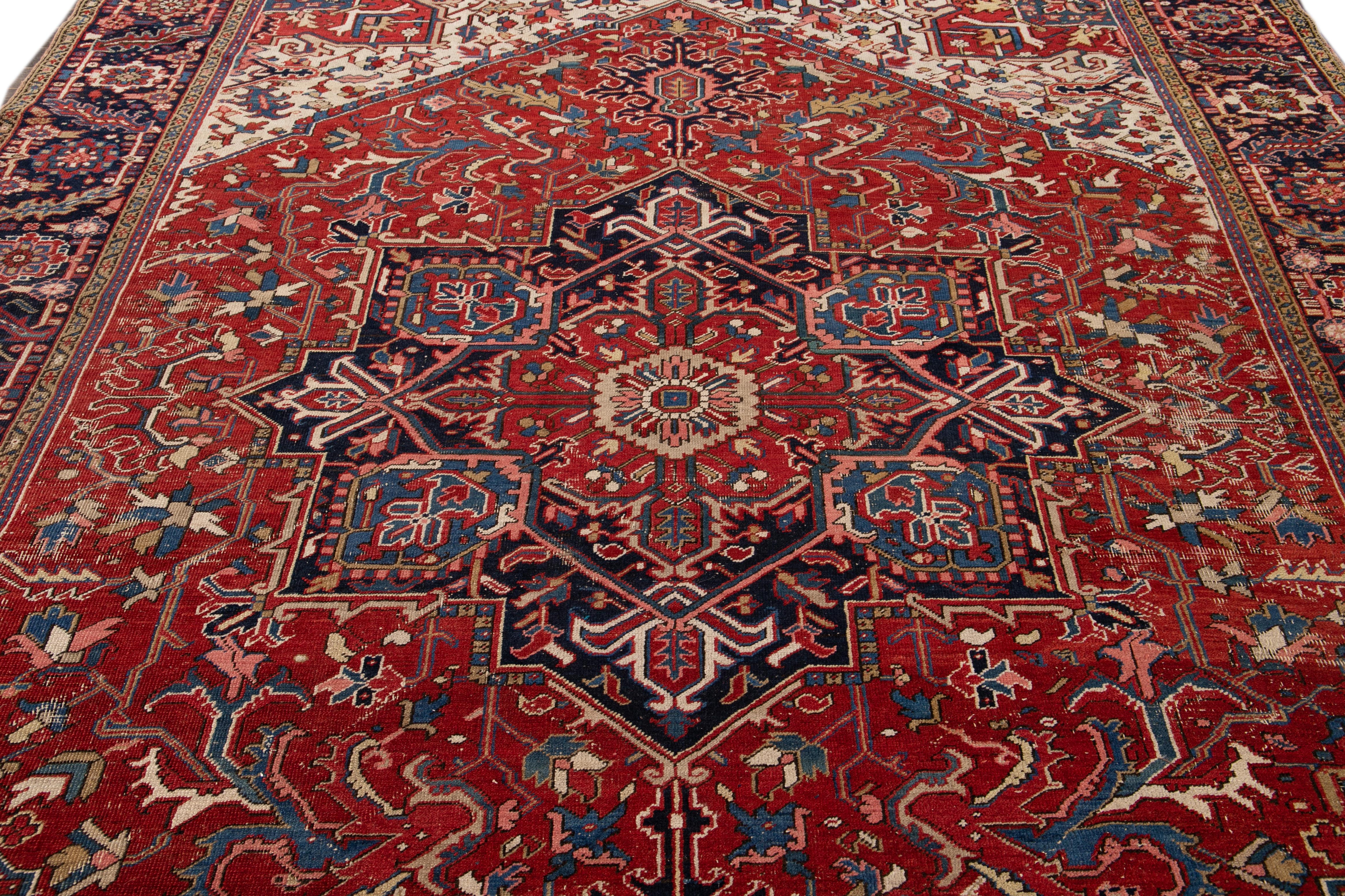 Ancien tapis persan Heriz en laine à médaillon rouge en vente 4