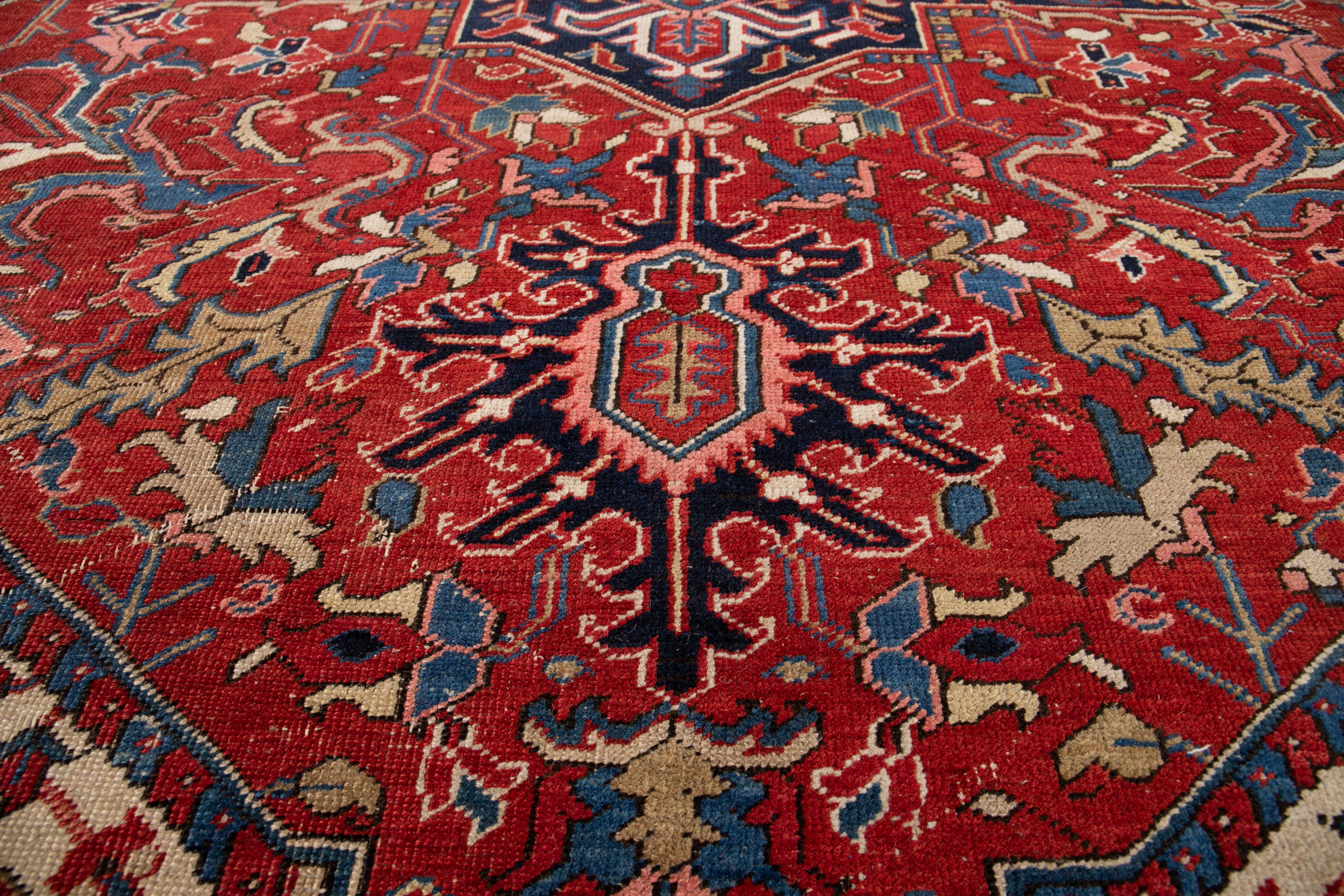 Ancien tapis persan Heriz en laine à médaillon rouge en vente 5