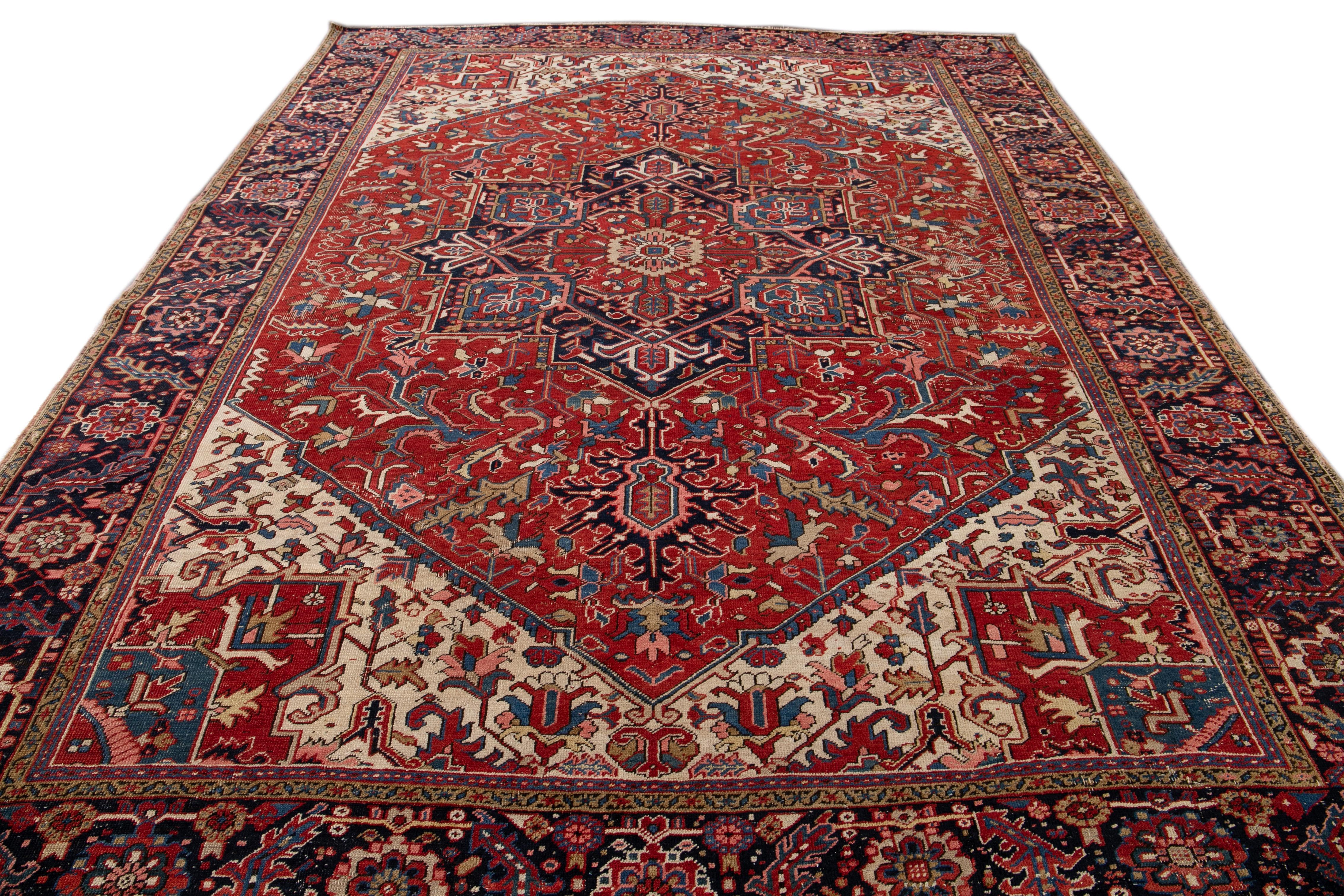 Ancien tapis persan Heriz en laine à médaillon rouge en vente 6