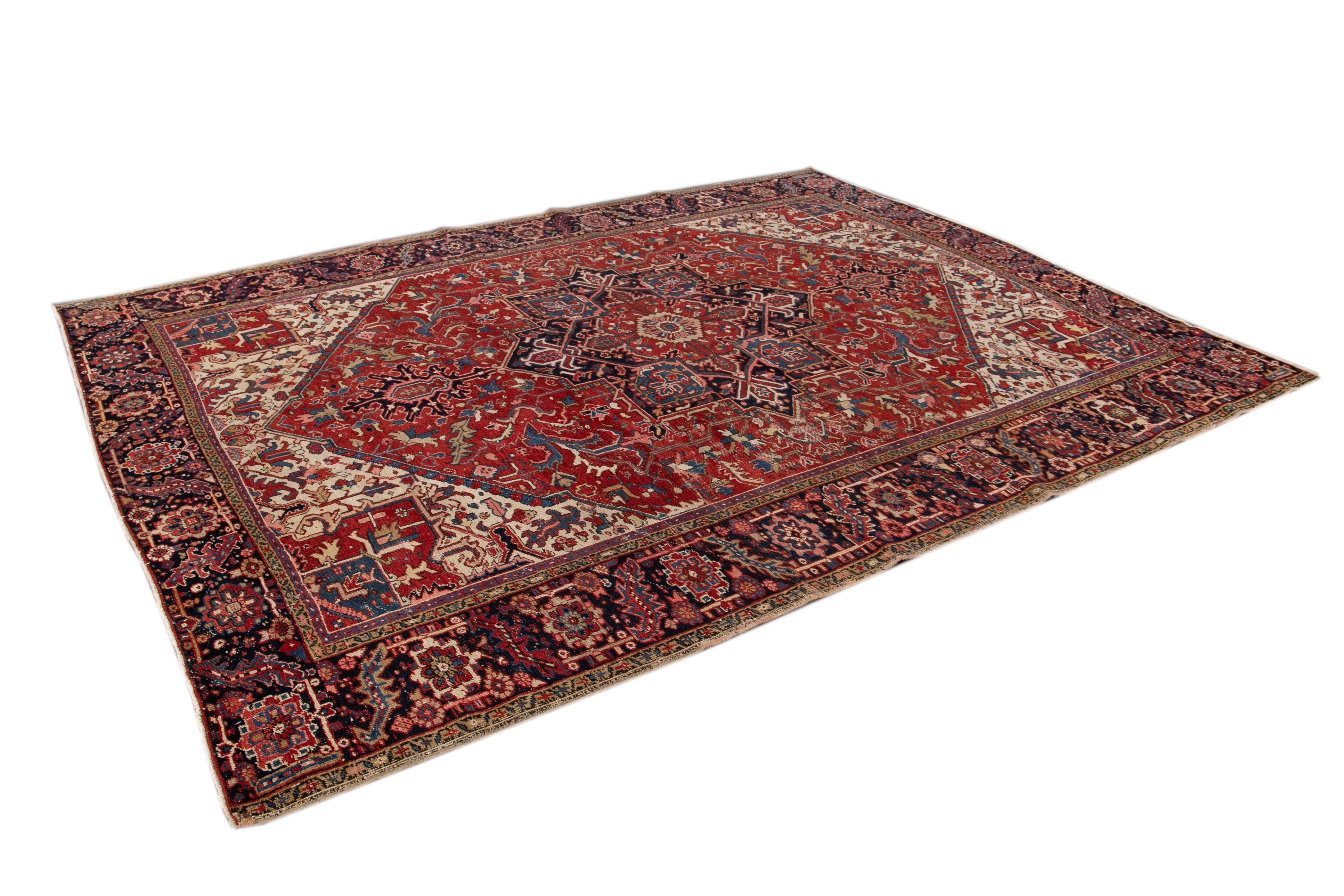 Ancien tapis persan Heriz en laine à médaillon rouge en vente 7