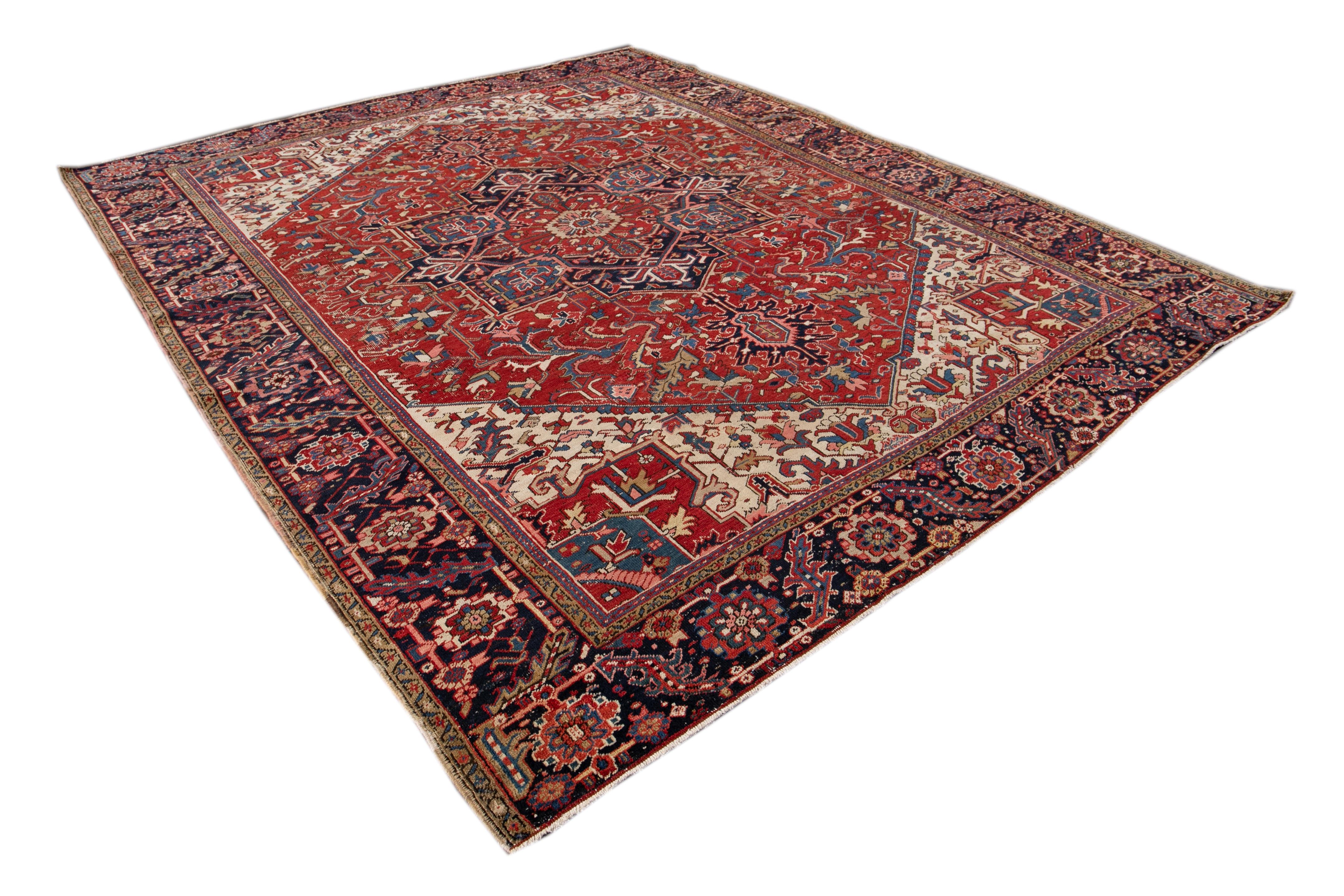 Ancien tapis persan Heriz en laine à médaillon rouge en vente 8