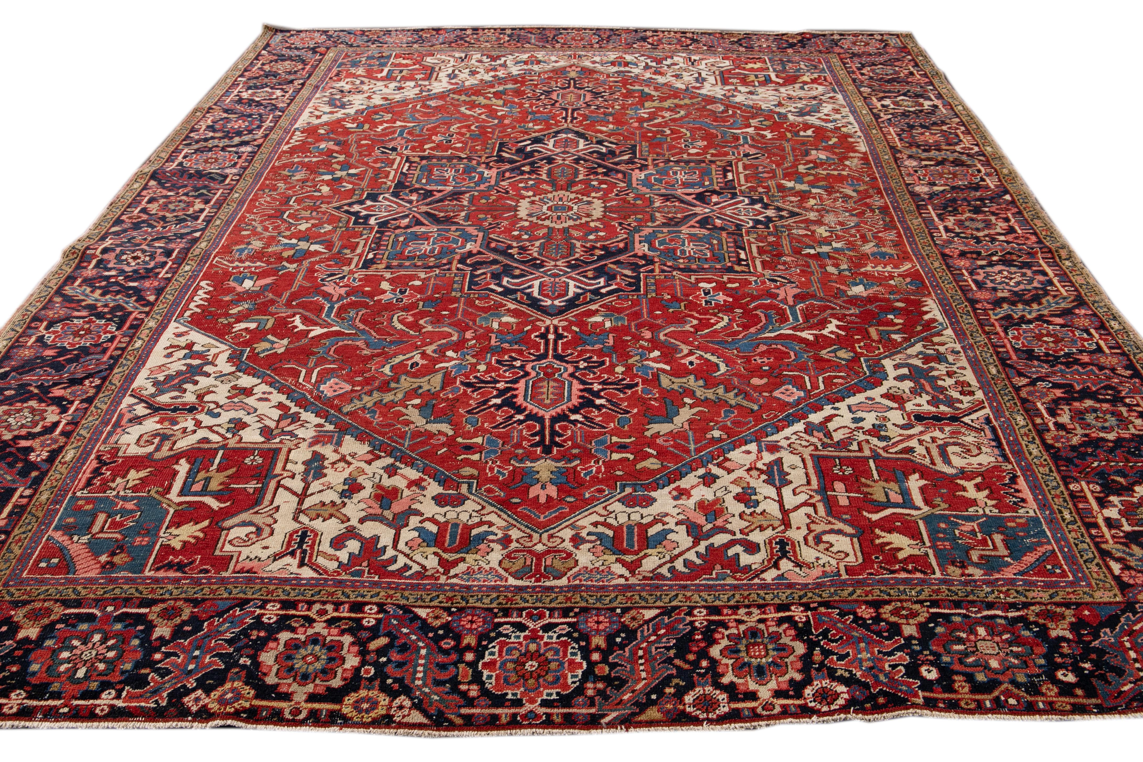 Ancien tapis persan Heriz en laine à médaillon rouge en vente 9