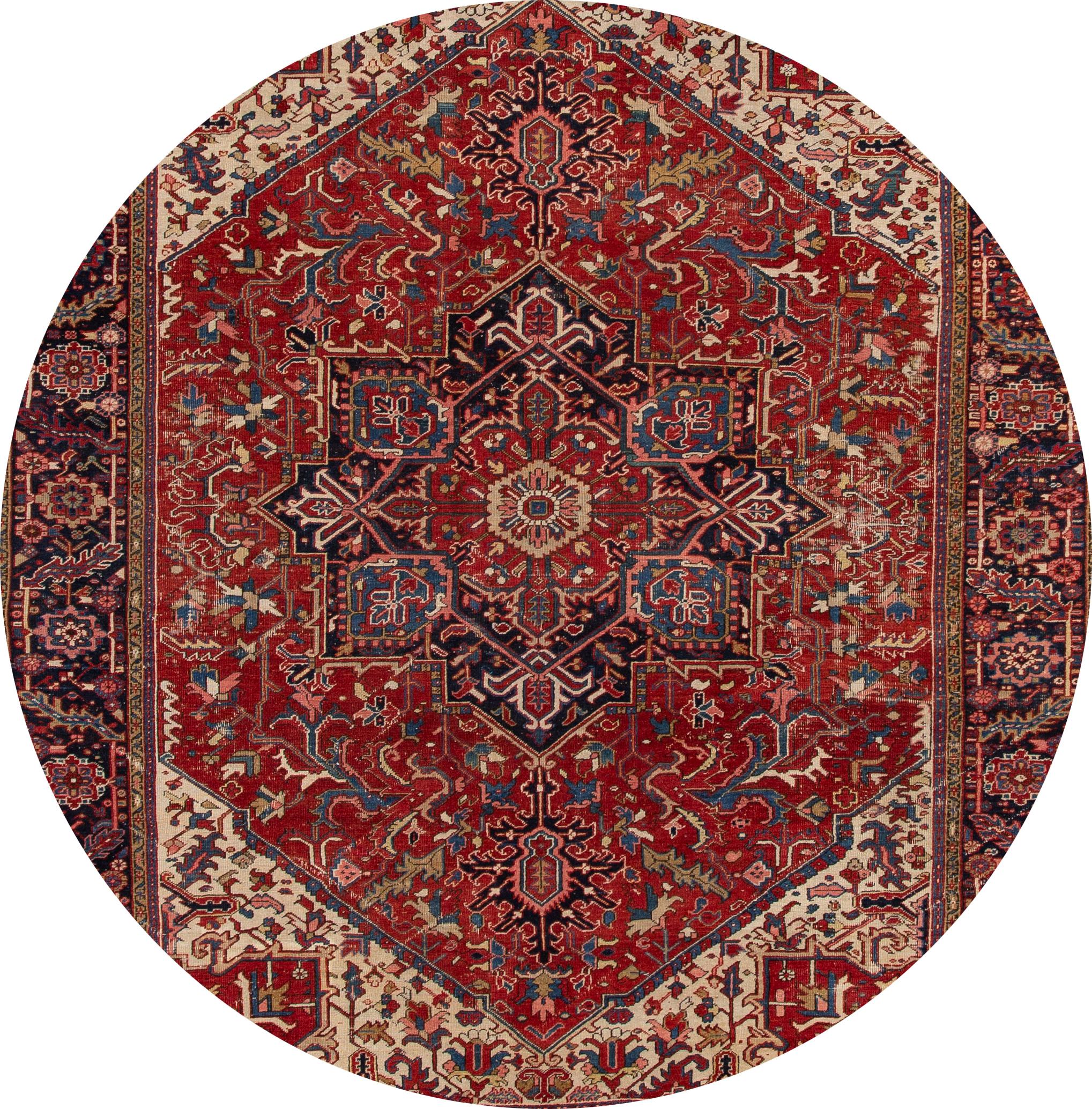 Magnifique tapis persan antique Heriz en laine nouée à la main, avec un champ rouge, des accents noirs et bleus clairs et un motif de médaillon floral sur toute la surface. 

Ce tapis mesure 9' 11