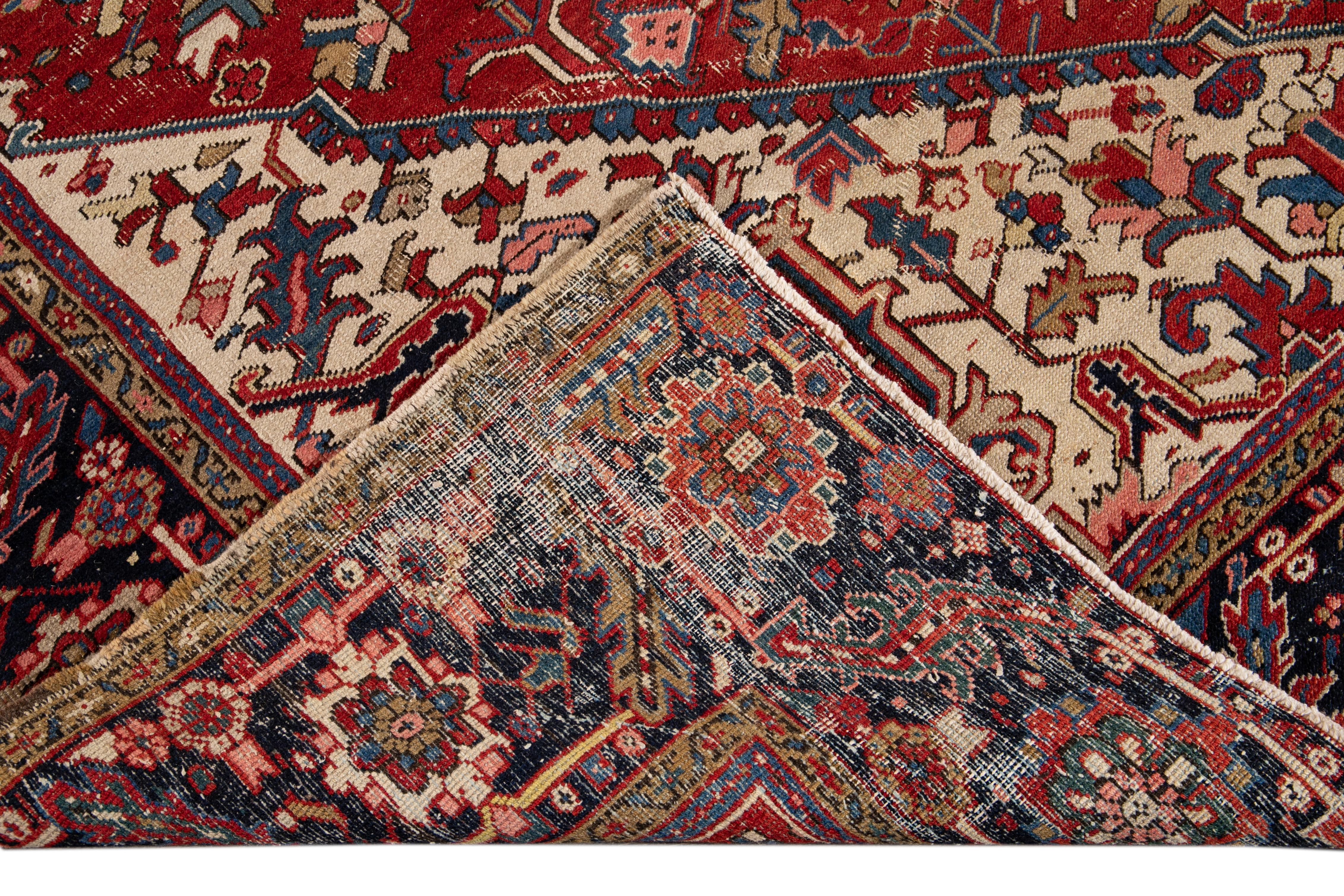 Perse Ancien tapis persan Heriz en laine à médaillon rouge en vente