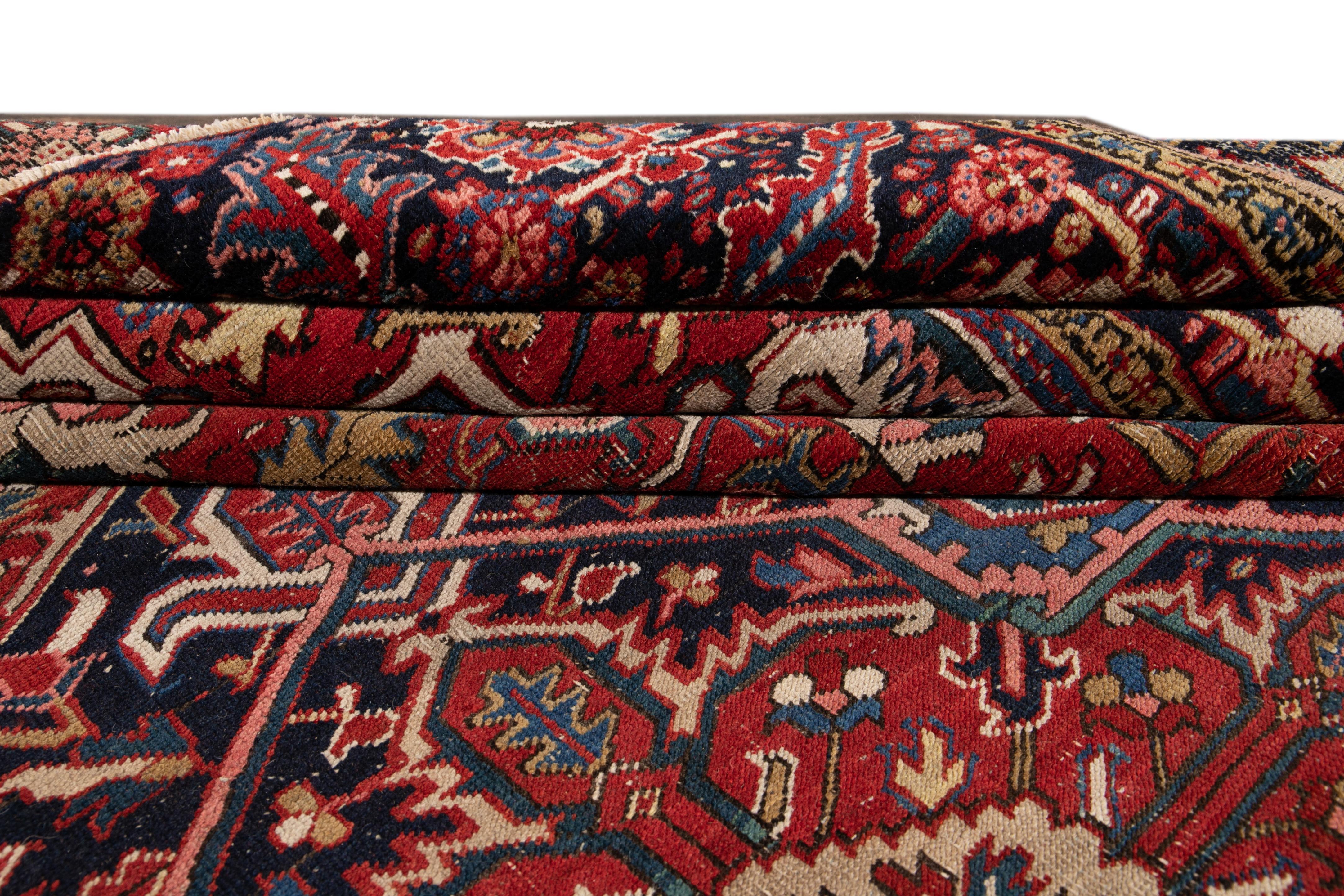 Noué à la main Ancien tapis persan Heriz en laine à médaillon rouge en vente