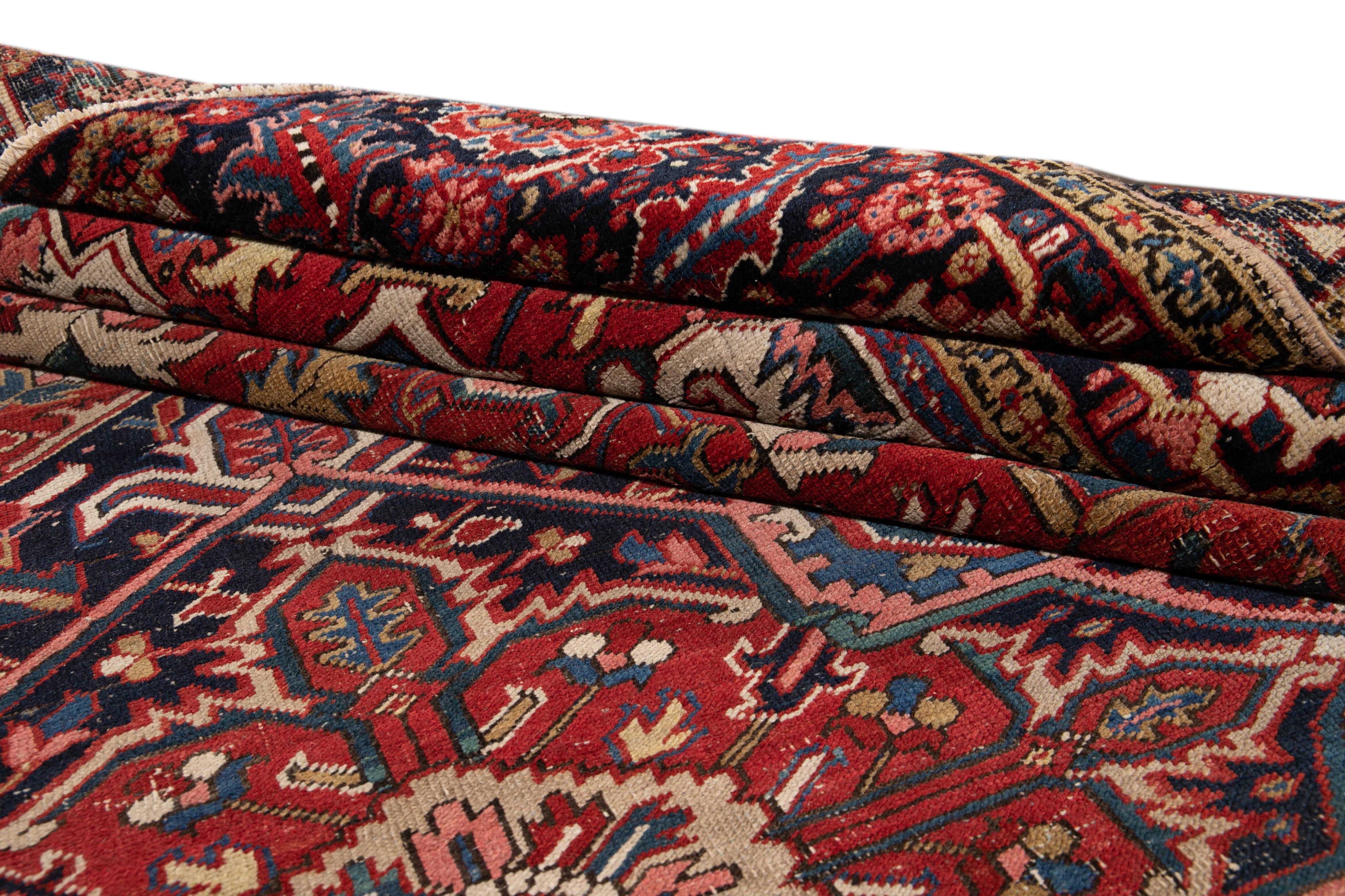 Début du 20ème siècle Ancien tapis persan Heriz en laine à médaillon rouge en vente