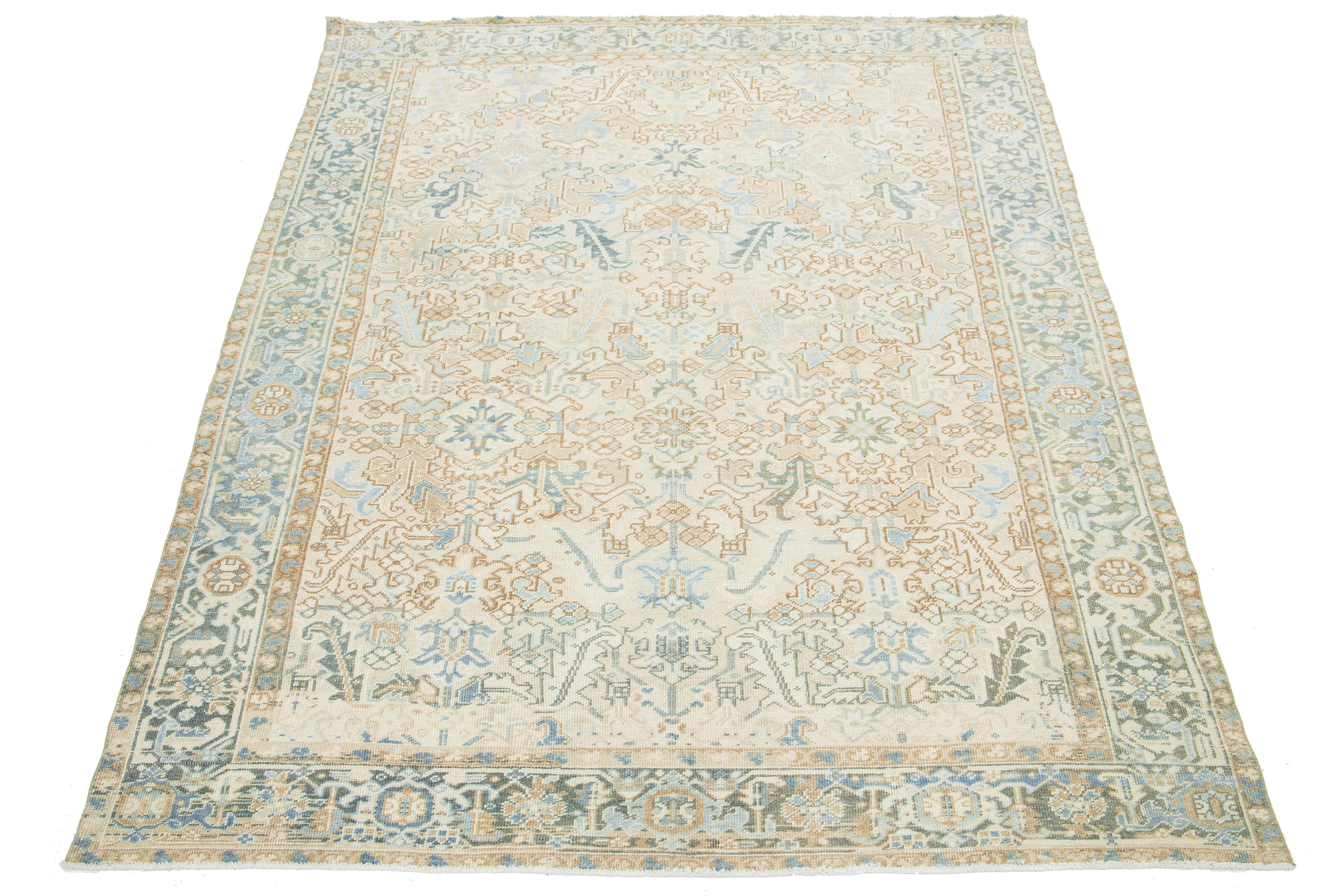 Dieser exquisite antike persische Heriz-Wollteppich zeigt ein faszinierendes blaues Motiv, das elegant vor einem satten, tiefbeigen Hintergrund akzentuiert ist.

Dieser Teppich misst 7'2