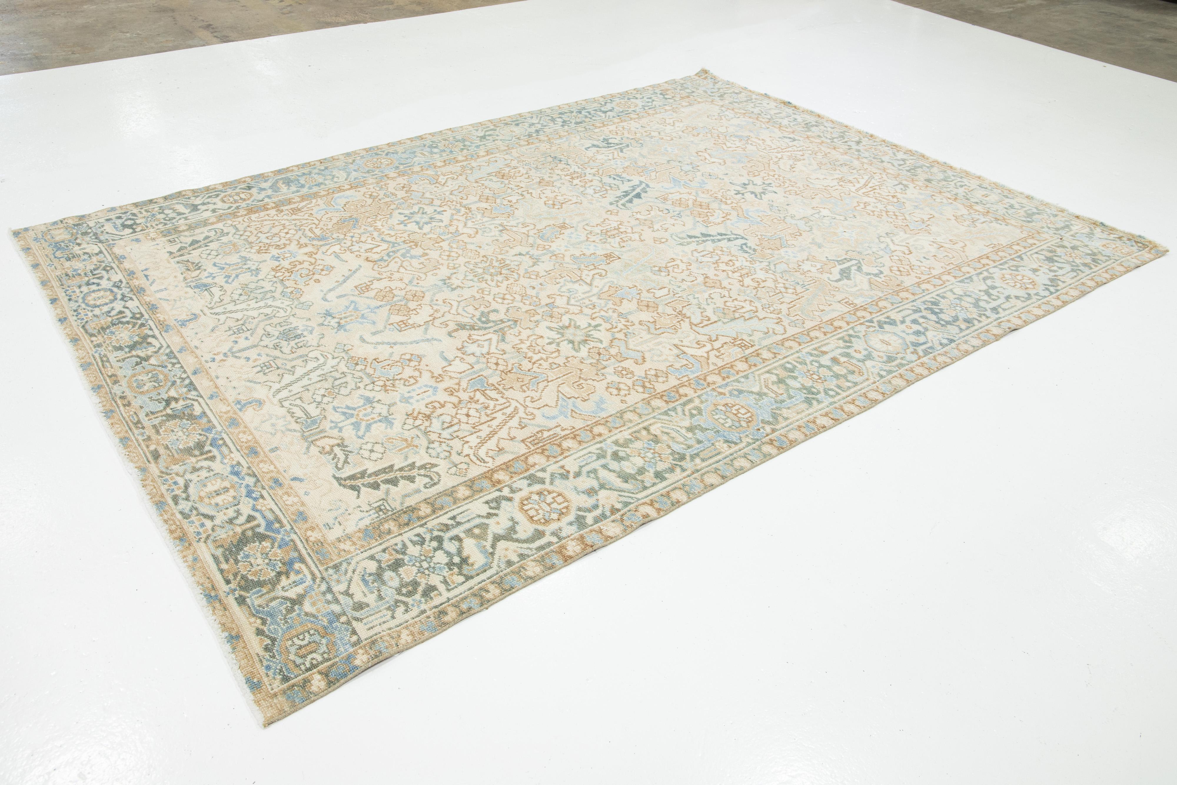 Antiker persischer Heriz-Wollteppich in Beige mit Allover-Muster, handgefertigt (Heriz Serapi) im Angebot
