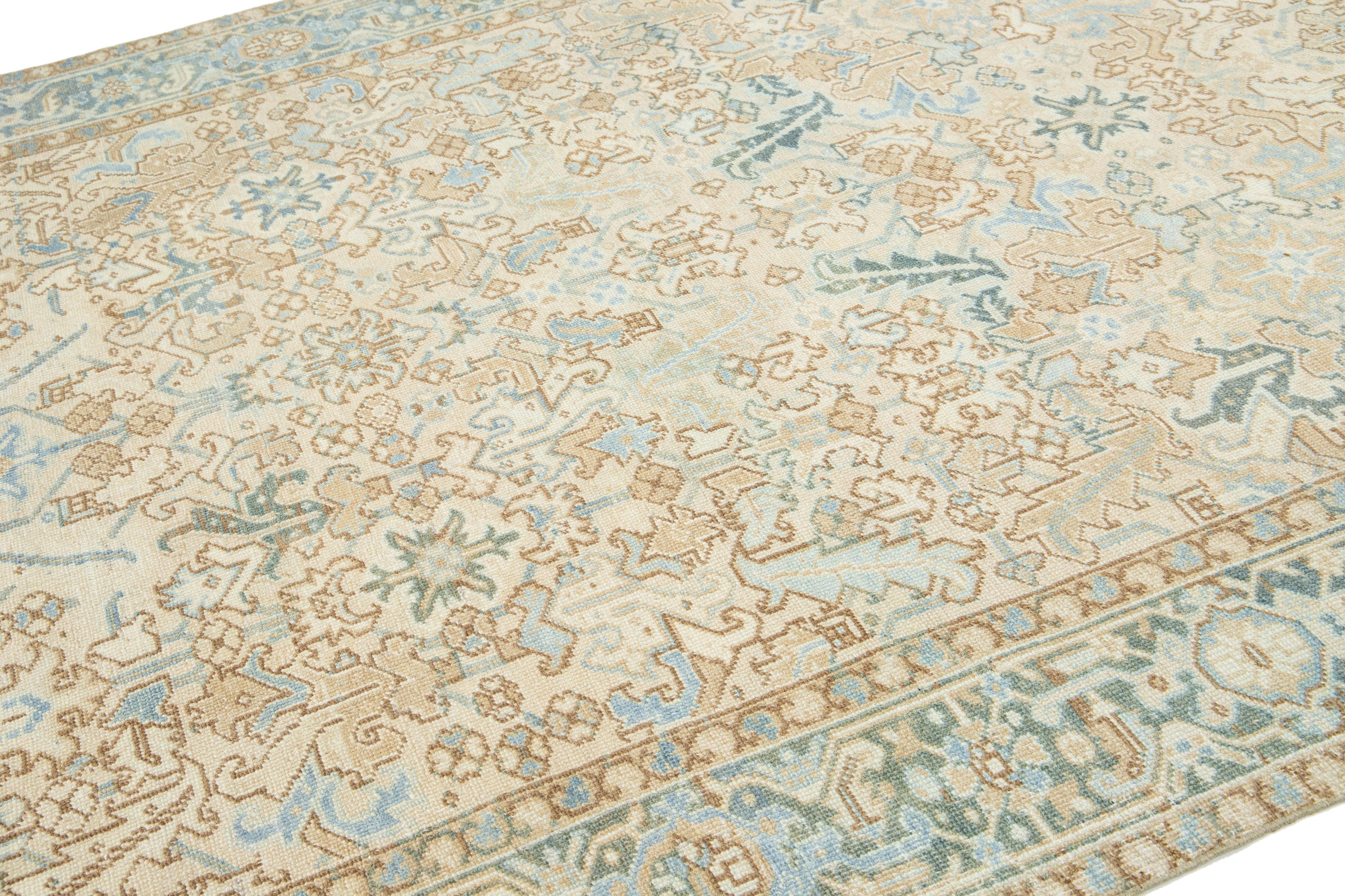 Antiker persischer Heriz-Wollteppich in Beige mit Allover-Muster, handgefertigt (Persisch) im Angebot