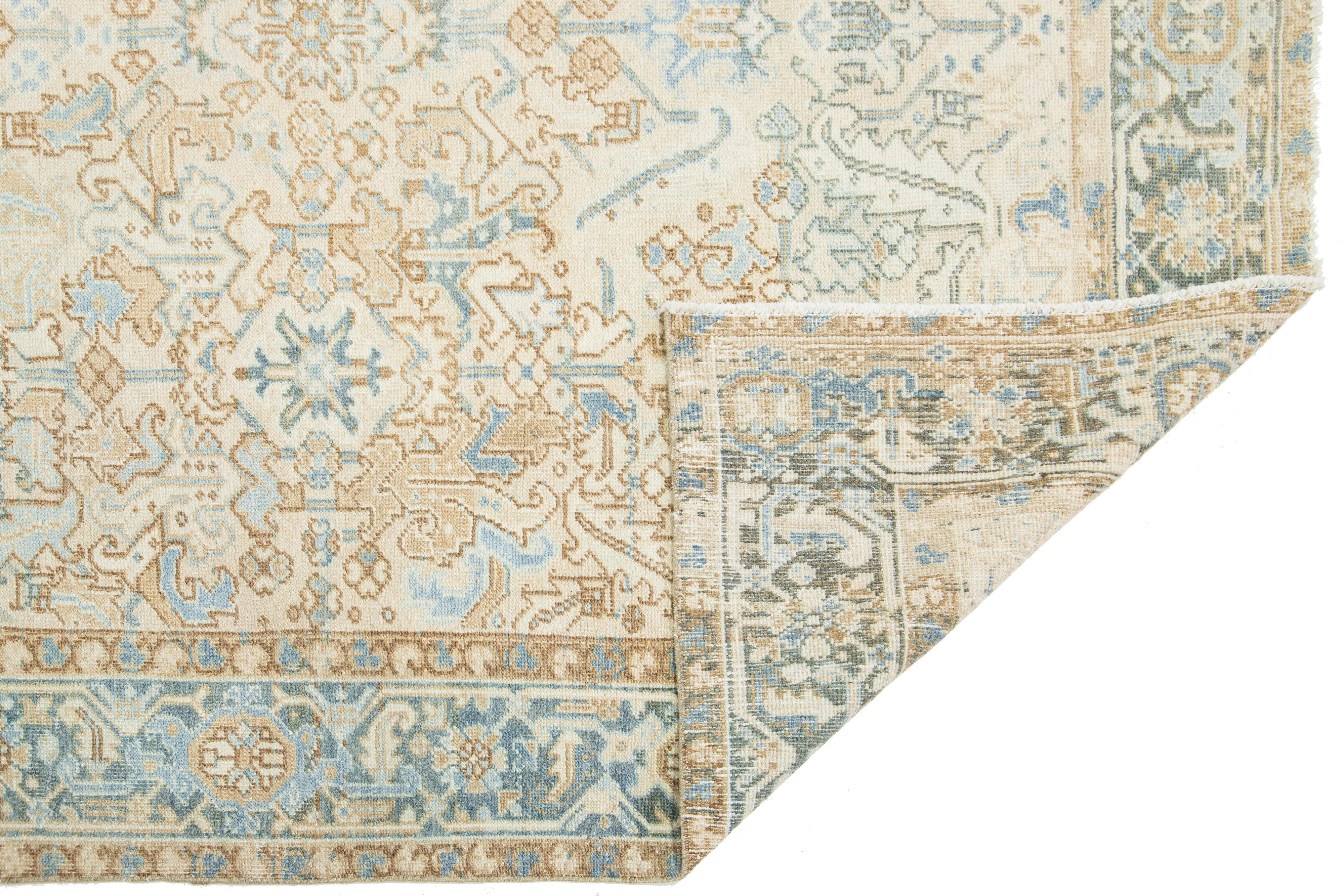 Antiker persischer Heriz-Wollteppich in Beige mit Allover-Muster, handgefertigt (Handgeknüpft) im Angebot