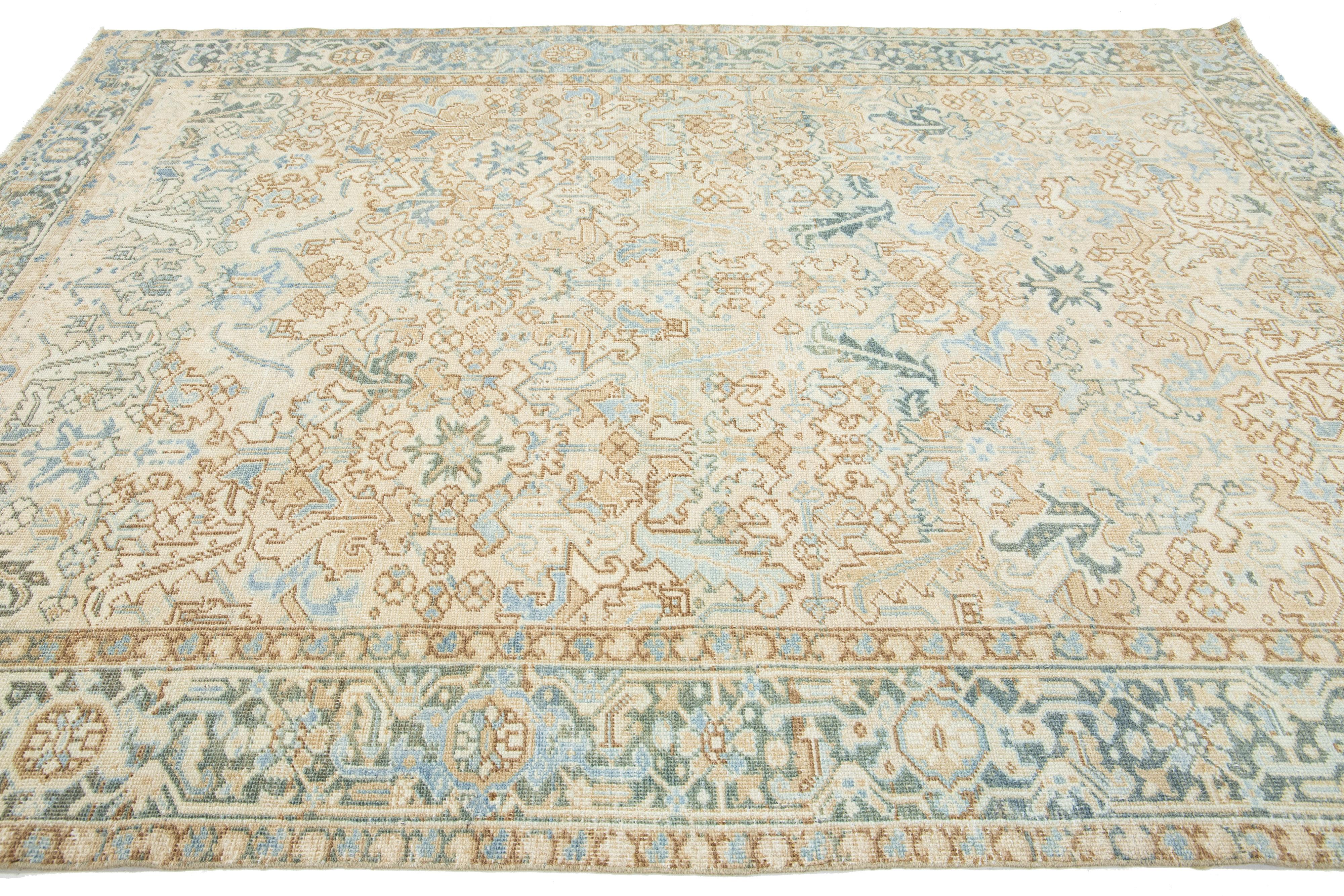 Antiker persischer Heriz-Wollteppich in Beige mit Allover-Muster, handgefertigt im Zustand „Gut“ im Angebot in Norwalk, CT
