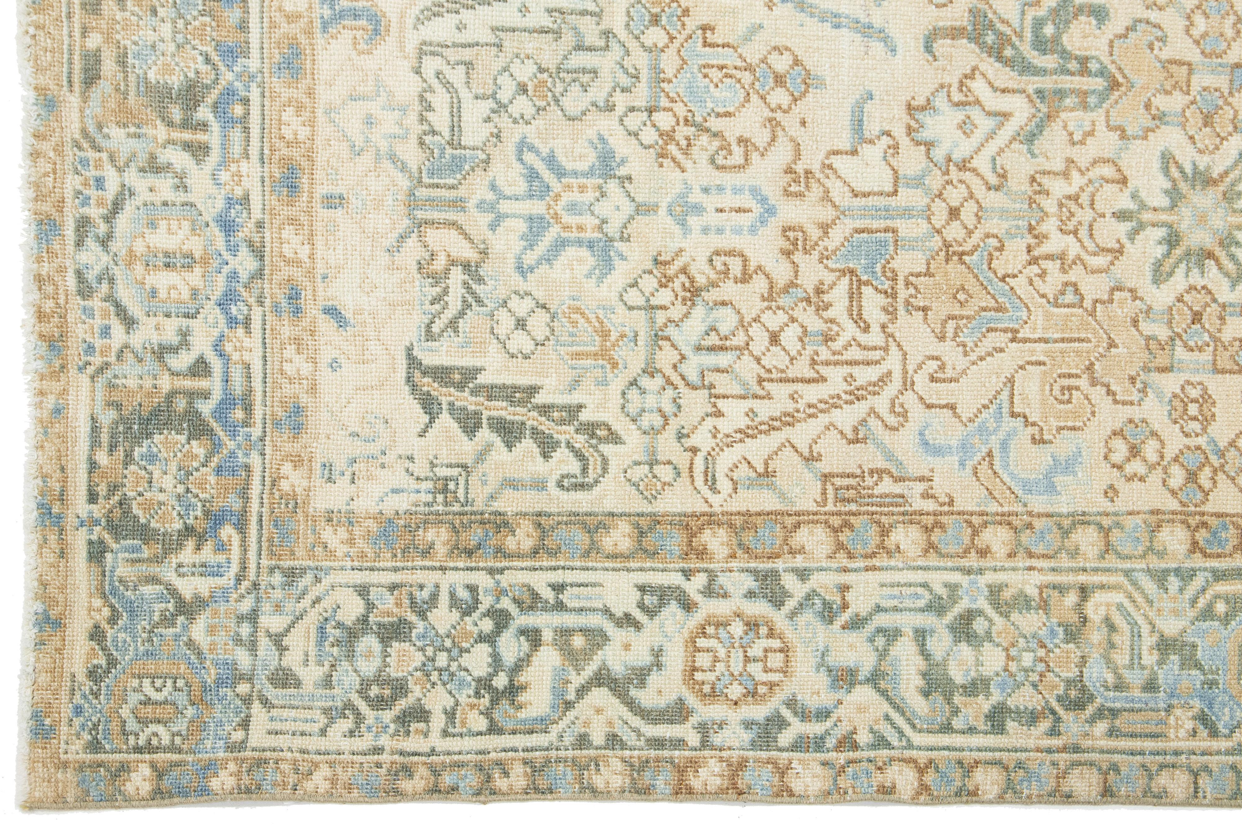 Antiker persischer Heriz-Wollteppich in Beige mit Allover-Muster, handgefertigt (20. Jahrhundert) im Angebot