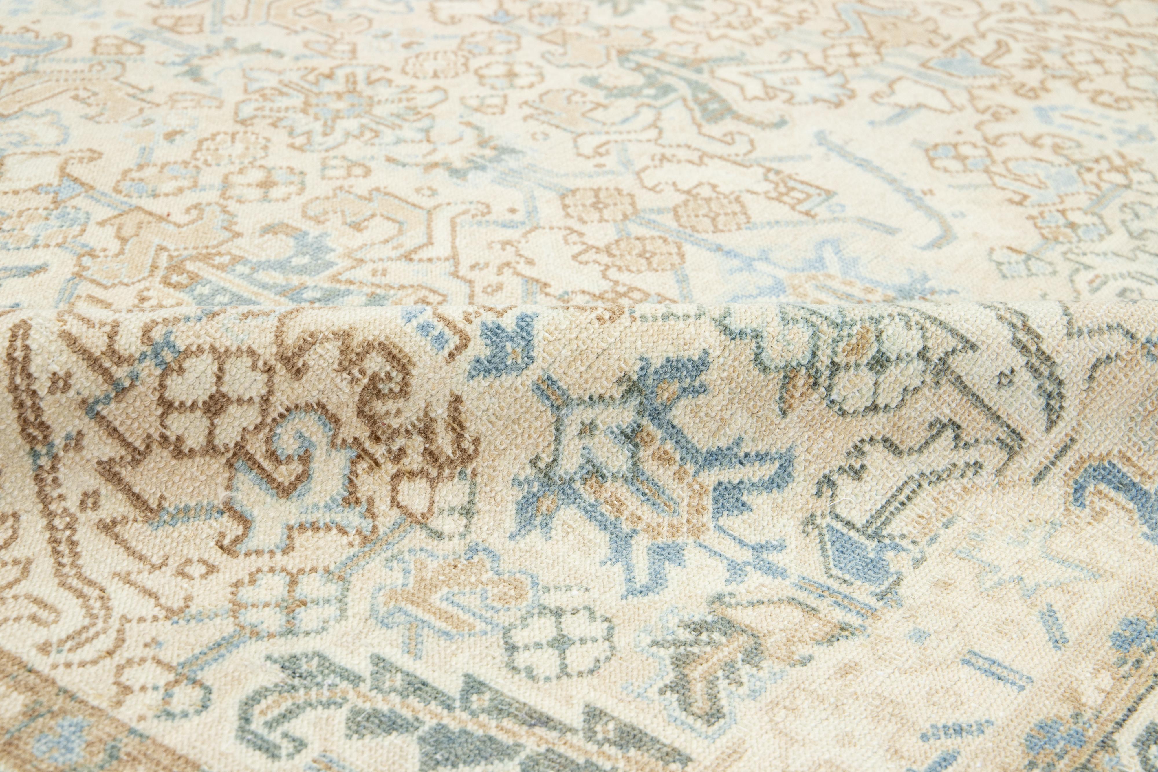 Antiker persischer Heriz-Wollteppich in Beige mit Allover-Muster, handgefertigt (Wolle) im Angebot